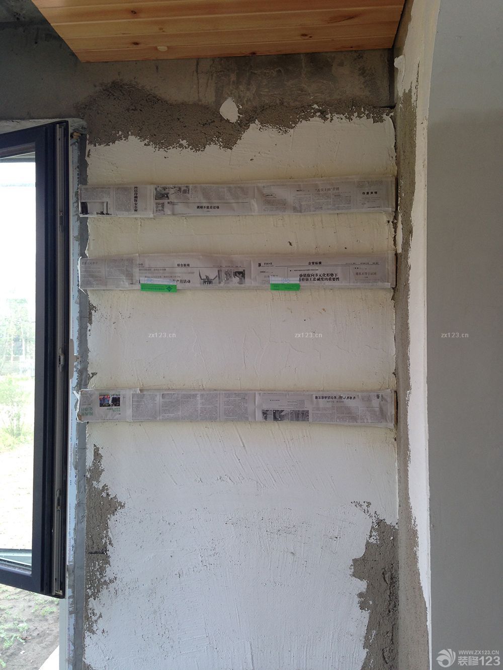 　　因?yàn)橛推徇@味道，整個噴漆過程我一點(diǎn)也沒參與，直接躲的遠(yuǎn)遠(yuǎn)的!等我再回房子看的時(shí)候，油工師傅用報(bào)紙都給包上了，直接就進(jìn)入刮石膏的程序了。。<br><br>　　墻上的小木板：其實(shí)是防腐木板，陽臺的地臺剩的板，退又退不了，仍了還可惜是不!特意讓木工師傅打了三條小木板，雙層的，以后掛個吊蘭啊，照片墻啊，這個啊，那個啊，什么什么的啊，沒想好呢，反正是會各種被利用起來。<br><br>　　次臥的書桌，已經(jīng)都包上了，懸空的書架，其實(shí)書桌之前也是懸空的，后來怎么看怎么覺得不穩(wěn)妥，怕以后寶寶在地上玩撞到頭，就后加了一條桌腿。<br><br>　　等大白干透了之后，直接噴了乳膠漆，只噴了棚頂。墻面全貼壁紙。<br>