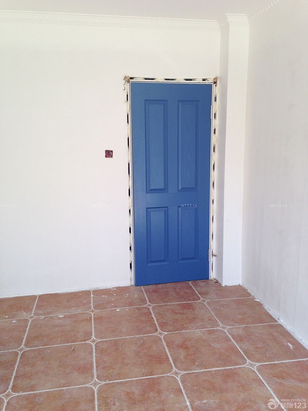 　　因?yàn)橛推徇@味道，整個噴漆過程我一點(diǎn)也沒參與，直接躲的遠(yuǎn)遠(yuǎn)的!等我再回房子看的時(shí)候，油工師傅用報(bào)紙都給包上了，直接就進(jìn)入刮石膏的程序了。。<br><br>　　墻上的小木板：其實(shí)是防腐木板，陽臺的地臺剩的板，退又退不了，仍了還可惜是不!特意讓木工師傅打了三條小木板，雙層的，以后掛個吊蘭啊，照片墻啊，這個啊，那個啊，什么什么的啊，沒想好呢，反正是會各種被利用起來。<br><br>　　次臥的書桌，已經(jīng)都包上了，懸空的書架，其實(shí)書桌之前也是懸空的，后來怎么看怎么覺得不穩(wěn)妥，怕以后寶寶在地上玩撞到頭，就后加了一條桌腿。<br><br>　　等大白干透了之后，直接噴了乳膠漆，只噴了棚頂。墻面全貼壁紙。<br>