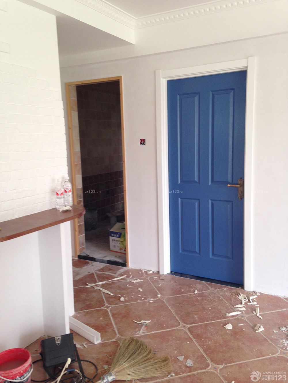 　　因?yàn)橛推徇@味道，整個噴漆過程我一點(diǎn)也沒參與，直接躲的遠(yuǎn)遠(yuǎn)的!等我再回房子看的時(shí)候，油工師傅用報(bào)紙都給包上了，直接就進(jìn)入刮石膏的程序了。。<br><br>　　墻上的小木板：其實(shí)是防腐木板，陽臺的地臺剩的板，退又退不了，仍了還可惜是不!特意讓木工師傅打了三條小木板，雙層的，以后掛個吊蘭啊，照片墻啊，這個啊，那個啊，什么什么的啊，沒想好呢，反正是會各種被利用起來。<br><br>　　次臥的書桌，已經(jīng)都包上了，懸空的書架，其實(shí)書桌之前也是懸空的，后來怎么看怎么覺得不穩(wěn)妥，怕以后寶寶在地上玩撞到頭，就后加了一條桌腿。<br><br>　　等大白干透了之后，直接噴了乳膠漆，只噴了棚頂。墻面全貼壁紙。<br>