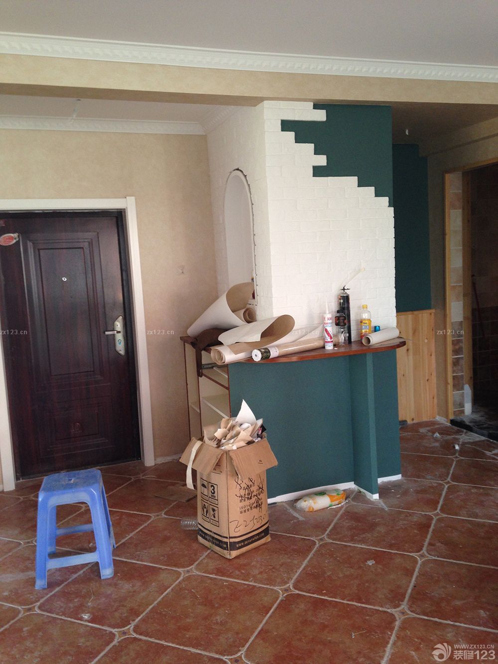 　　一大早上工人就打電話，說已經(jīng)到我家小區(qū)門口了，太敬業(yè)了，我還沒起來呢。迷迷糊糊的我來給開門，一共來了四個人，忙忙叨叨的就開工了，我就找個小角落開始補(bǔ)覺。<br><br>　　客廳的壁紙，選了比較單一的顏色，這種舊舊的趕腳，就是我想要的，客廳的壁紙，選了比較單一的顏色，這種舊舊的趕腳，就是我想要的，主臥，壁紙圖案，有輪船，有燈塔，有港口，有點(diǎn)偏地中海了，不過顏色，依然是舊舊的。<br><br>　　混搭就混搭吧，反正一套裝修下來，基本沒有不混搭的，還是主臥，做了一面AB版，條紋的是床頭位置，這樣不會很單調(diào)。次臥登場，話說這款壁紙選的好糾結(jié)，因?yàn)槭莾和?，本想選一些比較歡快的顏色，藍(lán)天白云啦，小狗小鹿什么的。<br><br>　　結(jié)果選款的時(shí)候，怎么也是無法接受那些卡通的東西，勉強(qiáng)選了這款還算是有點(diǎn)兒童房感覺的壁紙，我也比較能接受的顏色。兒童房的棚頂也貼了壁紙哦，不規(guī)則的小星星，是不是顯得調(diào)皮了一些呢?補(bǔ)償一下沒有卡通世界的兒童房吧。<br>