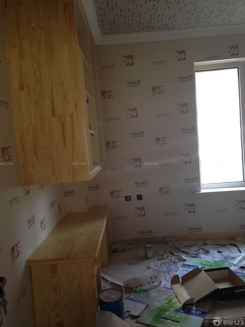 　　一大早上工人就打電話，說已經(jīng)到我家小區(qū)門口了，太敬業(yè)了，我還沒起來呢。迷迷糊糊的我來給開門，一共來了四個人，忙忙叨叨的就開工了，我就找個小角落開始補(bǔ)覺。<br><br>　　客廳的壁紙，選了比較單一的顏色，這種舊舊的趕腳，就是我想要的，客廳的壁紙，選了比較單一的顏色，這種舊舊的趕腳，就是我想要的，主臥，壁紙圖案，有輪船，有燈塔，有港口，有點(diǎn)偏地中海了，不過顏色，依然是舊舊的。<br><br>　　混搭就混搭吧，反正一套裝修下來，基本沒有不混搭的，還是主臥，做了一面AB版，條紋的是床頭位置，這樣不會很單調(diào)。次臥登場，話說這款壁紙選的好糾結(jié)，因?yàn)槭莾和浚鞠脒x一些比較歡快的顏色，藍(lán)天白云啦，小狗小鹿什么的。<br><br>　　結(jié)果選款的時(shí)候，怎么也是無法接受那些卡通的東西，勉強(qiáng)選了這款還算是有點(diǎn)兒童房感覺的壁紙，我也比較能接受的顏色。兒童房的棚頂也貼了壁紙哦，不規(guī)則的小星星，是不是顯得調(diào)皮了一些呢?補(bǔ)償一下沒有卡通世界的兒童房吧。<br>