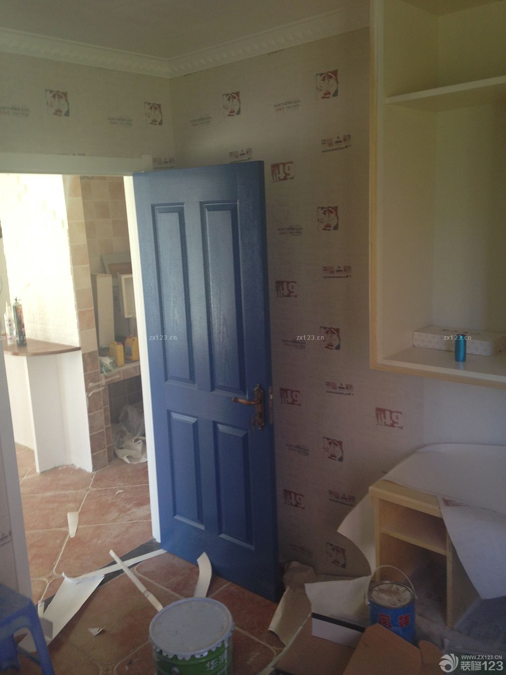 　　一大早上工人就打電話，說已經(jīng)到我家小區(qū)門口了，太敬業(yè)了，我還沒起來呢。迷迷糊糊的我來給開門，一共來了四個人，忙忙叨叨的就開工了，我就找個小角落開始補(bǔ)覺。<br><br>　　客廳的壁紙，選了比較單一的顏色，這種舊舊的趕腳，就是我想要的，客廳的壁紙，選了比較單一的顏色，這種舊舊的趕腳，就是我想要的，主臥，壁紙圖案，有輪船，有燈塔，有港口，有點(diǎn)偏地中海了，不過顏色，依然是舊舊的。<br><br>　　混搭就混搭吧，反正一套裝修下來，基本沒有不混搭的，還是主臥，做了一面AB版，條紋的是床頭位置，這樣不會很單調(diào)。次臥登場，話說這款壁紙選的好糾結(jié)，因?yàn)槭莾和?，本想選一些比較歡快的顏色，藍(lán)天白云啦，小狗小鹿什么的。<br><br>　　結(jié)果選款的時(shí)候，怎么也是無法接受那些卡通的東西，勉強(qiáng)選了這款還算是有點(diǎn)兒童房感覺的壁紙，我也比較能接受的顏色。兒童房的棚頂也貼了壁紙哦，不規(guī)則的小星星，是不是顯得調(diào)皮了一些呢?補(bǔ)償一下沒有卡通世界的兒童房吧。<br>