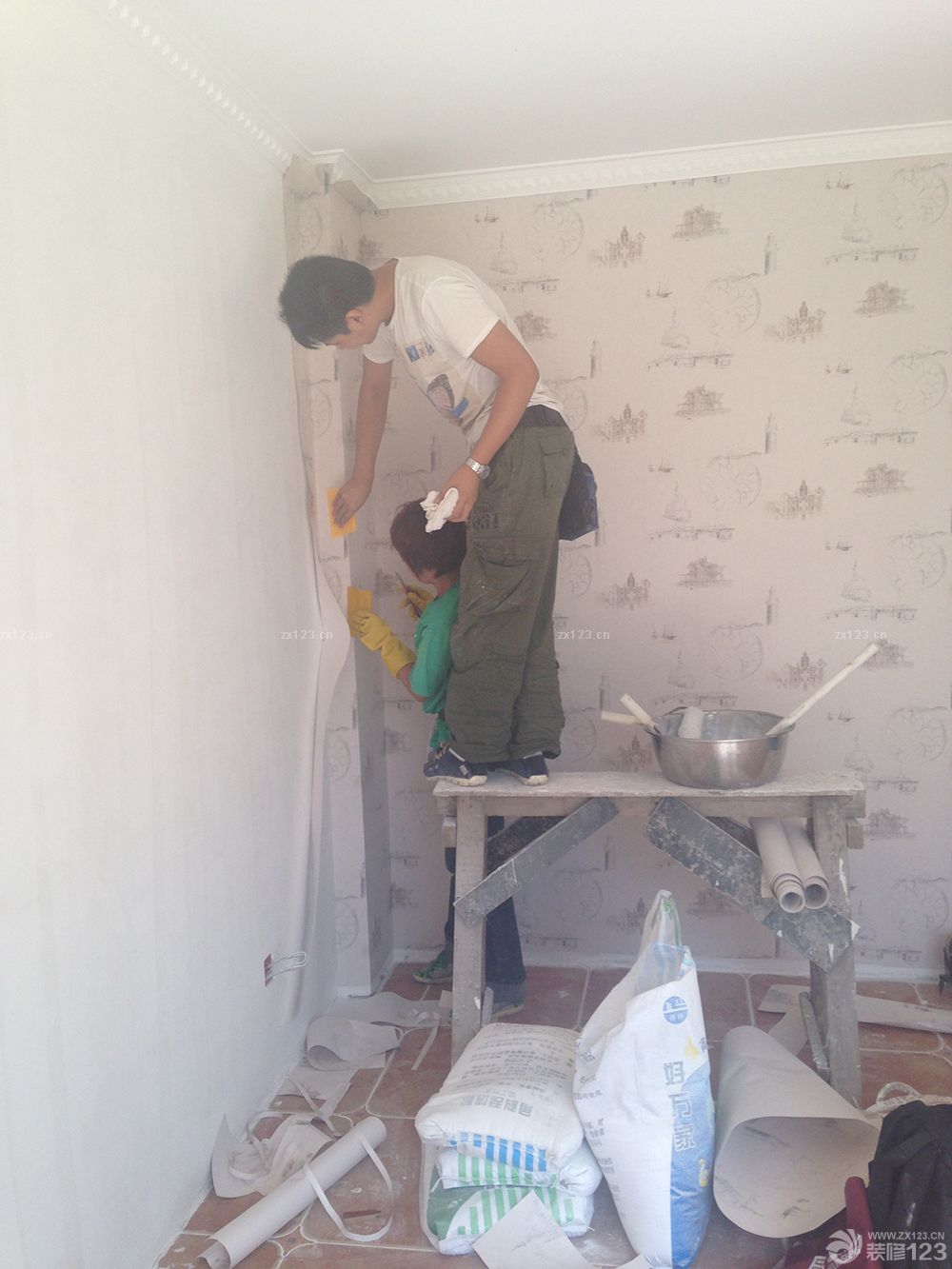 　　一大早上工人就打電話，說已經(jīng)到我家小區(qū)門口了，太敬業(yè)了，我還沒起來呢。迷迷糊糊的我來給開門，一共來了四個人，忙忙叨叨的就開工了，我就找個小角落開始補(bǔ)覺。<br><br>　　客廳的壁紙，選了比較單一的顏色，這種舊舊的趕腳，就是我想要的，客廳的壁紙，選了比較單一的顏色，這種舊舊的趕腳，就是我想要的，主臥，壁紙圖案，有輪船，有燈塔，有港口，有點(diǎn)偏地中海了，不過顏色，依然是舊舊的。<br><br>　　混搭就混搭吧，反正一套裝修下來，基本沒有不混搭的，還是主臥，做了一面AB版，條紋的是床頭位置，這樣不會很單調(diào)。次臥登場，話說這款壁紙選的好糾結(jié)，因?yàn)槭莾和?，本想選一些比較歡快的顏色，藍(lán)天白云啦，小狗小鹿什么的。<br><br>　　結(jié)果選款的時(shí)候，怎么也是無法接受那些卡通的東西，勉強(qiáng)選了這款還算是有點(diǎn)兒童房感覺的壁紙，我也比較能接受的顏色。兒童房的棚頂也貼了壁紙哦，不規(guī)則的小星星，是不是顯得調(diào)皮了一些呢?補(bǔ)償一下沒有卡通世界的兒童房吧。<br>