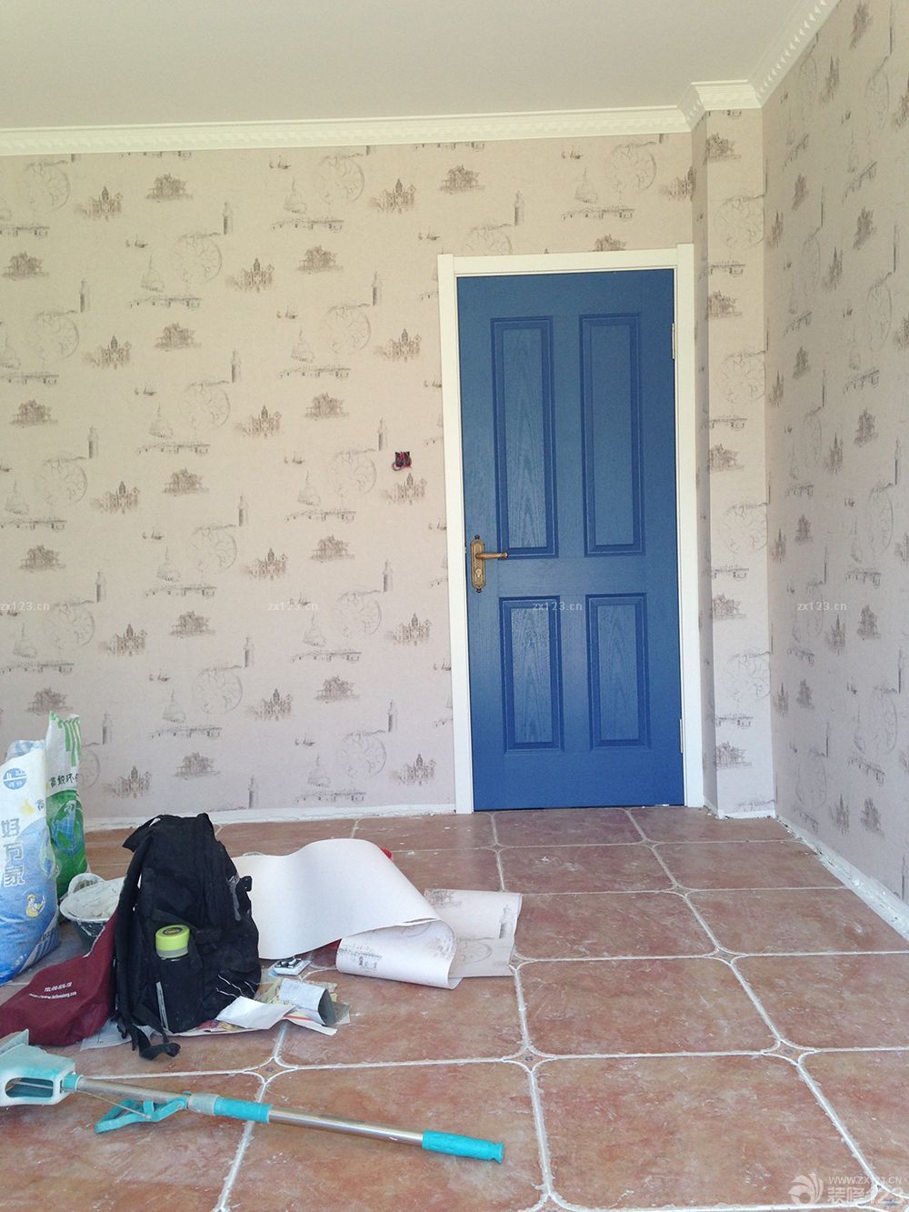 　　一大早上工人就打電話，說已經(jīng)到我家小區(qū)門口了，太敬業(yè)了，我還沒起來呢。迷迷糊糊的我來給開門，一共來了四個人，忙忙叨叨的就開工了，我就找個小角落開始補(bǔ)覺。<br><br>　　客廳的壁紙，選了比較單一的顏色，這種舊舊的趕腳，就是我想要的，客廳的壁紙，選了比較單一的顏色，這種舊舊的趕腳，就是我想要的，主臥，壁紙圖案，有輪船，有燈塔，有港口，有點(diǎn)偏地中海了，不過顏色，依然是舊舊的。<br><br>　　混搭就混搭吧，反正一套裝修下來，基本沒有不混搭的，還是主臥，做了一面AB版，條紋的是床頭位置，這樣不會很單調(diào)。次臥登場，話說這款壁紙選的好糾結(jié)，因?yàn)槭莾和?，本想選一些比較歡快的顏色，藍(lán)天白云啦，小狗小鹿什么的。<br><br>　　結(jié)果選款的時(shí)候，怎么也是無法接受那些卡通的東西，勉強(qiáng)選了這款還算是有點(diǎn)兒童房感覺的壁紙，我也比較能接受的顏色。兒童房的棚頂也貼了壁紙哦，不規(guī)則的小星星，是不是顯得調(diào)皮了一些呢?補(bǔ)償一下沒有卡通世界的兒童房吧。<br>