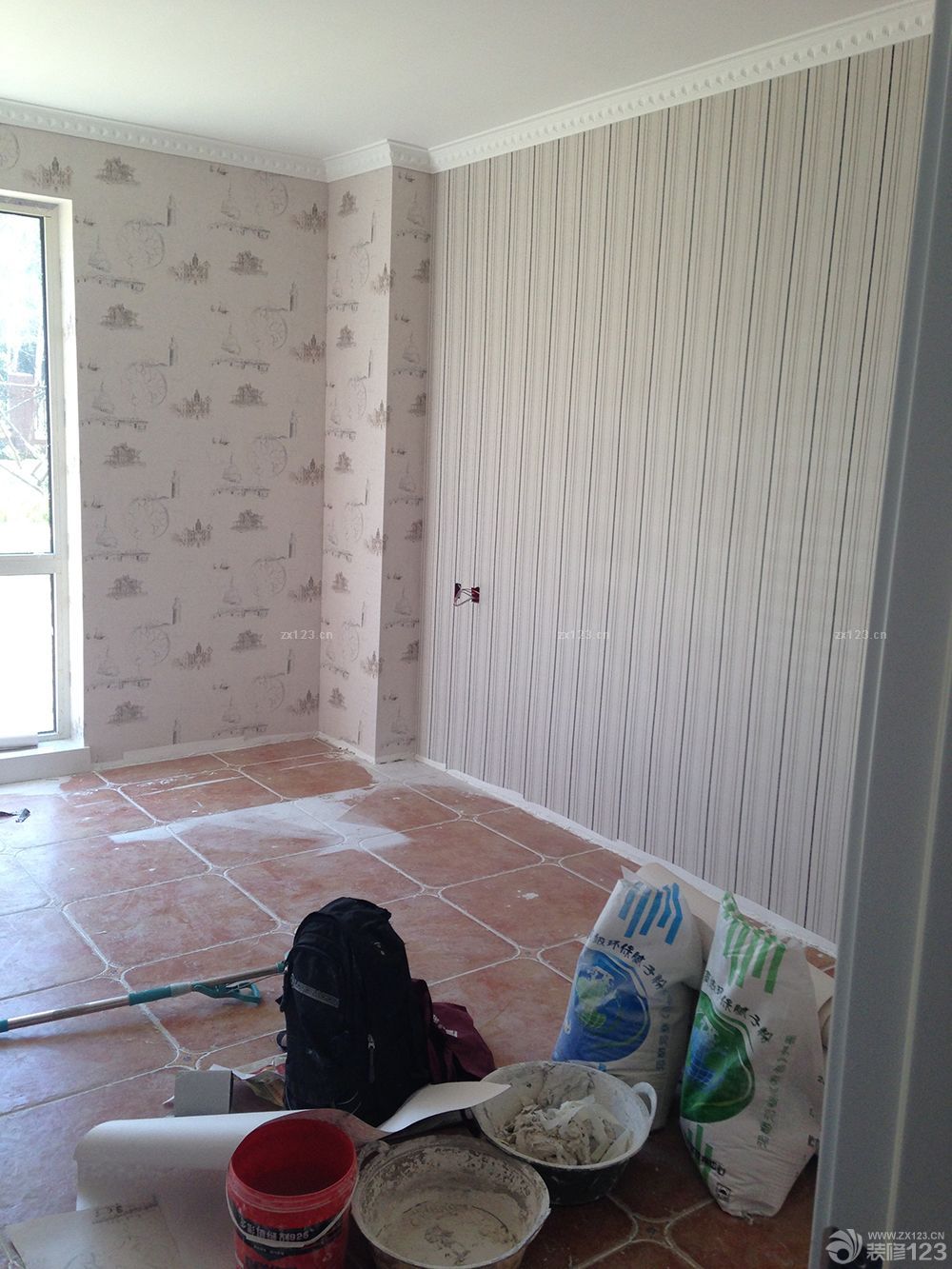 　　一大早上工人就打電話，說已經(jīng)到我家小區(qū)門口了，太敬業(yè)了，我還沒起來呢。迷迷糊糊的我來給開門，一共來了四個人，忙忙叨叨的就開工了，我就找個小角落開始補(bǔ)覺。<br><br>　　客廳的壁紙，選了比較單一的顏色，這種舊舊的趕腳，就是我想要的，客廳的壁紙，選了比較單一的顏色，這種舊舊的趕腳，就是我想要的，主臥，壁紙圖案，有輪船，有燈塔，有港口，有點(diǎn)偏地中海了，不過顏色，依然是舊舊的。<br><br>　　混搭就混搭吧，反正一套裝修下來，基本沒有不混搭的，還是主臥，做了一面AB版，條紋的是床頭位置，這樣不會很單調(diào)。次臥登場，話說這款壁紙選的好糾結(jié)，因?yàn)槭莾和?，本想選一些比較歡快的顏色，藍(lán)天白云啦，小狗小鹿什么的。<br><br>　　結(jié)果選款的時(shí)候，怎么也是無法接受那些卡通的東西，勉強(qiáng)選了這款還算是有點(diǎn)兒童房感覺的壁紙，我也比較能接受的顏色。兒童房的棚頂也貼了壁紙哦，不規(guī)則的小星星，是不是顯得調(diào)皮了一些呢?補(bǔ)償一下沒有卡通世界的兒童房吧。<br>