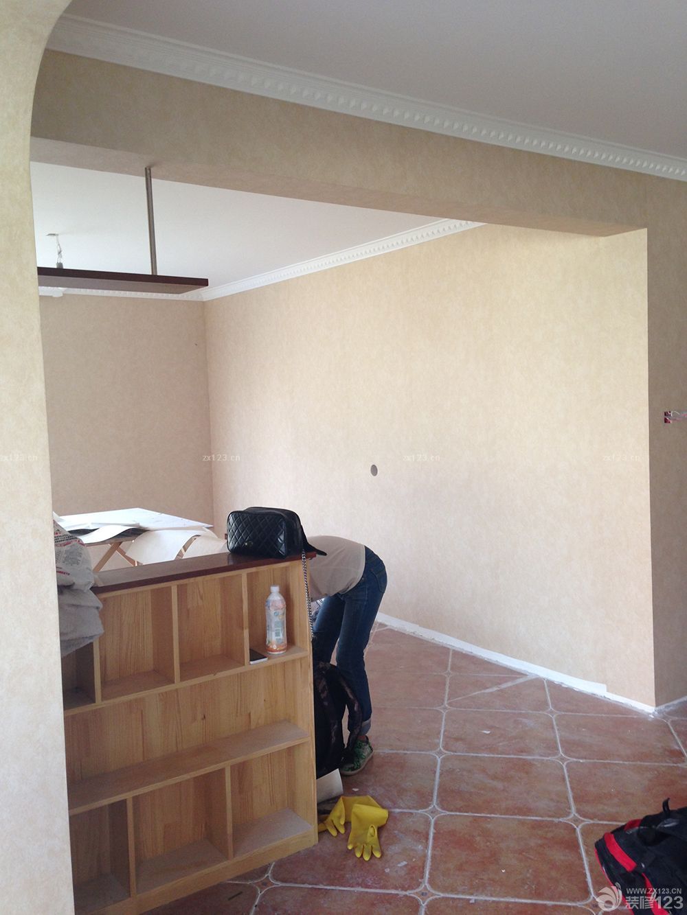 　　一大早上工人就打電話，說已經(jīng)到我家小區(qū)門口了，太敬業(yè)了，我還沒起來呢。迷迷糊糊的我來給開門，一共來了四個人，忙忙叨叨的就開工了，我就找個小角落開始補(bǔ)覺。<br><br>　　客廳的壁紙，選了比較單一的顏色，這種舊舊的趕腳，就是我想要的，客廳的壁紙，選了比較單一的顏色，這種舊舊的趕腳，就是我想要的，主臥，壁紙圖案，有輪船，有燈塔，有港口，有點(diǎn)偏地中海了，不過顏色，依然是舊舊的。<br><br>　　混搭就混搭吧，反正一套裝修下來，基本沒有不混搭的，還是主臥，做了一面AB版，條紋的是床頭位置，這樣不會很單調(diào)。次臥登場，話說這款壁紙選的好糾結(jié)，因?yàn)槭莾和浚鞠脒x一些比較歡快的顏色，藍(lán)天白云啦，小狗小鹿什么的。<br><br>　　結(jié)果選款的時(shí)候，怎么也是無法接受那些卡通的東西，勉強(qiáng)選了這款還算是有點(diǎn)兒童房感覺的壁紙，我也比較能接受的顏色。兒童房的棚頂也貼了壁紙哦，不規(guī)則的小星星，是不是顯得調(diào)皮了一些呢?補(bǔ)償一下沒有卡通世界的兒童房吧。<br>