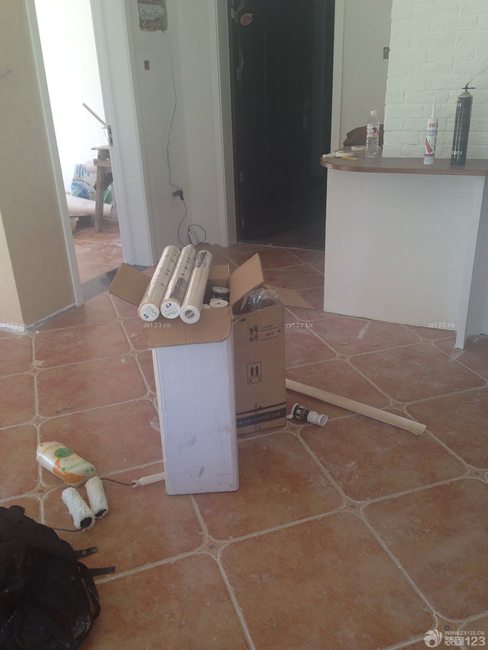 　　一大早上工人就打電話，說已經(jīng)到我家小區(qū)門口了，太敬業(yè)了，我還沒起來呢。迷迷糊糊的我來給開門，一共來了四個人，忙忙叨叨的就開工了，我就找個小角落開始補(bǔ)覺。<br><br>　　客廳的壁紙，選了比較單一的顏色，這種舊舊的趕腳，就是我想要的，客廳的壁紙，選了比較單一的顏色，這種舊舊的趕腳，就是我想要的，主臥，壁紙圖案，有輪船，有燈塔，有港口，有點(diǎn)偏地中海了，不過顏色，依然是舊舊的。<br><br>　　混搭就混搭吧，反正一套裝修下來，基本沒有不混搭的，還是主臥，做了一面AB版，條紋的是床頭位置，這樣不會很單調(diào)。次臥登場，話說這款壁紙選的好糾結(jié)，因?yàn)槭莾和浚鞠脒x一些比較歡快的顏色，藍(lán)天白云啦，小狗小鹿什么的。<br><br>　　結(jié)果選款的時(shí)候，怎么也是無法接受那些卡通的東西，勉強(qiáng)選了這款還算是有點(diǎn)兒童房感覺的壁紙，我也比較能接受的顏色。兒童房的棚頂也貼了壁紙哦，不規(guī)則的小星星，是不是顯得調(diào)皮了一些呢?補(bǔ)償一下沒有卡通世界的兒童房吧。<br>