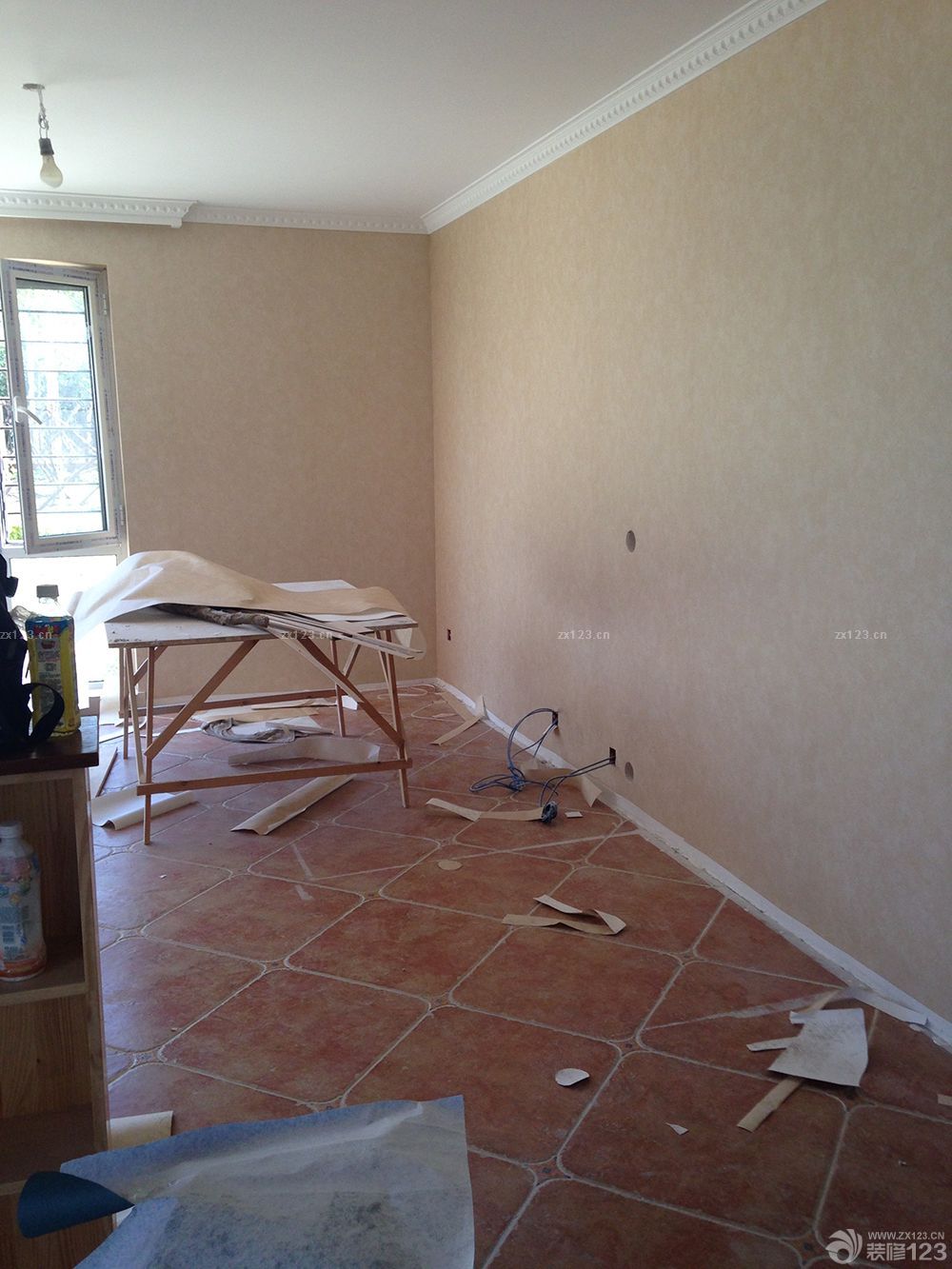 　　一大早上工人就打電話，說已經(jīng)到我家小區(qū)門口了，太敬業(yè)了，我還沒起來呢。迷迷糊糊的我來給開門，一共來了四個人，忙忙叨叨的就開工了，我就找個小角落開始補(bǔ)覺。<br><br>　　客廳的壁紙，選了比較單一的顏色，這種舊舊的趕腳，就是我想要的，客廳的壁紙，選了比較單一的顏色，這種舊舊的趕腳，就是我想要的，主臥，壁紙圖案，有輪船，有燈塔，有港口，有點(diǎn)偏地中海了，不過顏色，依然是舊舊的。<br><br>　　混搭就混搭吧，反正一套裝修下來，基本沒有不混搭的，還是主臥，做了一面AB版，條紋的是床頭位置，這樣不會很單調(diào)。次臥登場，話說這款壁紙選的好糾結(jié)，因?yàn)槭莾和?，本想選一些比較歡快的顏色，藍(lán)天白云啦，小狗小鹿什么的。<br><br>　　結(jié)果選款的時(shí)候，怎么也是無法接受那些卡通的東西，勉強(qiáng)選了這款還算是有點(diǎn)兒童房感覺的壁紙，我也比較能接受的顏色。兒童房的棚頂也貼了壁紙哦，不規(guī)則的小星星，是不是顯得調(diào)皮了一些呢?補(bǔ)償一下沒有卡通世界的兒童房吧。<br>