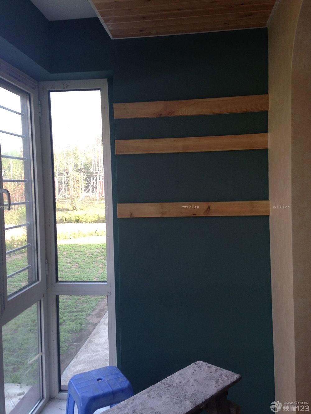 　　一大早上工人就打電話，說已經(jīng)到我家小區(qū)門口了，太敬業(yè)了，我還沒起來呢。迷迷糊糊的我來給開門，一共來了四個人，忙忙叨叨的就開工了，我就找個小角落開始補(bǔ)覺。<br><br>　　客廳的壁紙，選了比較單一的顏色，這種舊舊的趕腳，就是我想要的，客廳的壁紙，選了比較單一的顏色，這種舊舊的趕腳，就是我想要的，主臥，壁紙圖案，有輪船，有燈塔，有港口，有點(diǎn)偏地中海了，不過顏色，依然是舊舊的。<br><br>　　混搭就混搭吧，反正一套裝修下來，基本沒有不混搭的，還是主臥，做了一面AB版，條紋的是床頭位置，這樣不會很單調(diào)。次臥登場，話說這款壁紙選的好糾結(jié)，因?yàn)槭莾和浚鞠脒x一些比較歡快的顏色，藍(lán)天白云啦，小狗小鹿什么的。<br><br>　　結(jié)果選款的時(shí)候，怎么也是無法接受那些卡通的東西，勉強(qiáng)選了這款還算是有點(diǎn)兒童房感覺的壁紙，我也比較能接受的顏色。兒童房的棚頂也貼了壁紙哦，不規(guī)則的小星星，是不是顯得調(diào)皮了一些呢?補(bǔ)償一下沒有卡通世界的兒童房吧。<br>