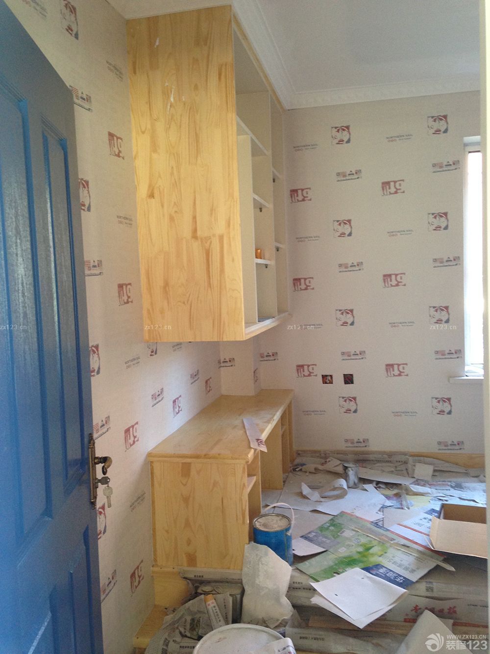 　　一大早上工人就打電話，說已經(jīng)到我家小區(qū)門口了，太敬業(yè)了，我還沒起來呢。迷迷糊糊的我來給開門，一共來了四個人，忙忙叨叨的就開工了，我就找個小角落開始補(bǔ)覺。<br><br>　　客廳的壁紙，選了比較單一的顏色，這種舊舊的趕腳，就是我想要的，客廳的壁紙，選了比較單一的顏色，這種舊舊的趕腳，就是我想要的，主臥，壁紙圖案，有輪船，有燈塔，有港口，有點(diǎn)偏地中海了，不過顏色，依然是舊舊的。<br><br>　　混搭就混搭吧，反正一套裝修下來，基本沒有不混搭的，還是主臥，做了一面AB版，條紋的是床頭位置，這樣不會很單調(diào)。次臥登場，話說這款壁紙選的好糾結(jié)，因?yàn)槭莾和浚鞠脒x一些比較歡快的顏色，藍(lán)天白云啦，小狗小鹿什么的。<br><br>　　結(jié)果選款的時(shí)候，怎么也是無法接受那些卡通的東西，勉強(qiáng)選了這款還算是有點(diǎn)兒童房感覺的壁紙，我也比較能接受的顏色。兒童房的棚頂也貼了壁紙哦，不規(guī)則的小星星，是不是顯得調(diào)皮了一些呢?補(bǔ)償一下沒有卡通世界的兒童房吧。<br>