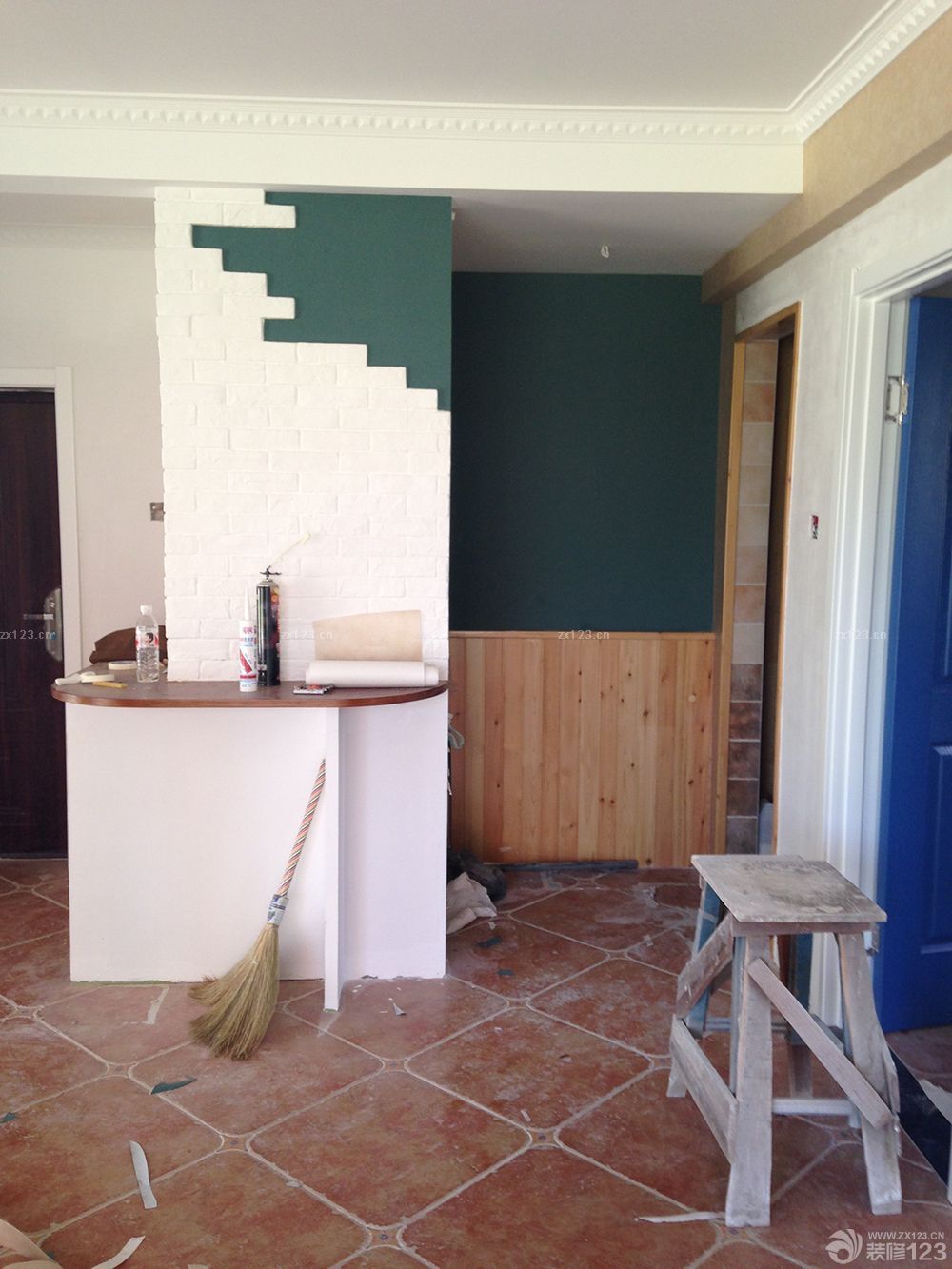 　　一大早上工人就打電話，說已經(jīng)到我家小區(qū)門口了，太敬業(yè)了，我還沒起來呢。迷迷糊糊的我來給開門，一共來了四個人，忙忙叨叨的就開工了，我就找個小角落開始補(bǔ)覺。<br><br>　　客廳的壁紙，選了比較單一的顏色，這種舊舊的趕腳，就是我想要的，客廳的壁紙，選了比較單一的顏色，這種舊舊的趕腳，就是我想要的，主臥，壁紙圖案，有輪船，有燈塔，有港口，有點(diǎn)偏地中海了，不過顏色，依然是舊舊的。<br><br>　　混搭就混搭吧，反正一套裝修下來，基本沒有不混搭的，還是主臥，做了一面AB版，條紋的是床頭位置，這樣不會很單調(diào)。次臥登場，話說這款壁紙選的好糾結(jié)，因?yàn)槭莾和?，本想選一些比較歡快的顏色，藍(lán)天白云啦，小狗小鹿什么的。<br><br>　　結(jié)果選款的時(shí)候，怎么也是無法接受那些卡通的東西，勉強(qiáng)選了這款還算是有點(diǎn)兒童房感覺的壁紙，我也比較能接受的顏色。兒童房的棚頂也貼了壁紙哦，不規(guī)則的小星星，是不是顯得調(diào)皮了一些呢?補(bǔ)償一下沒有卡通世界的兒童房吧。<br>