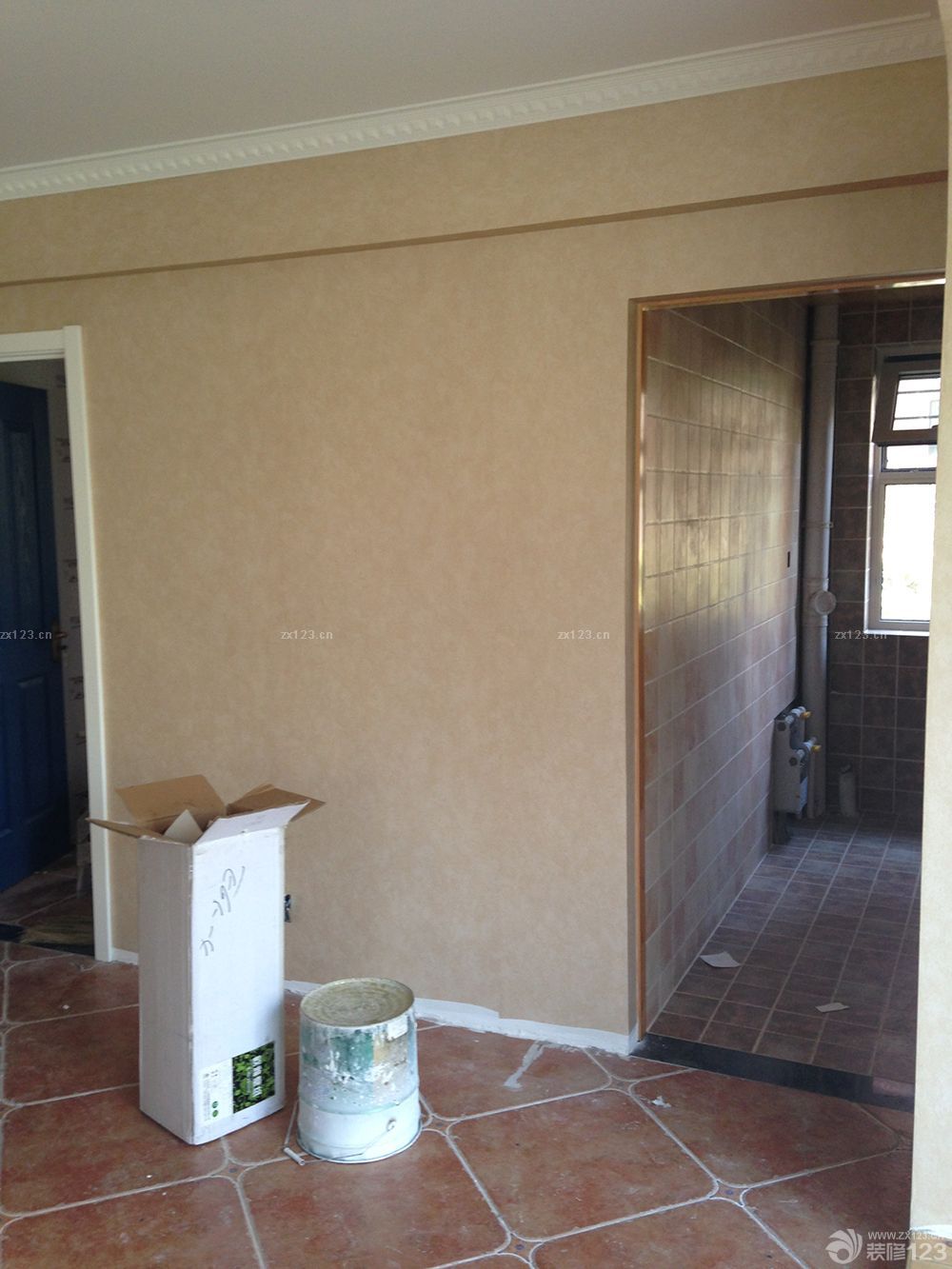 　　一大早上工人就打電話，說已經(jīng)到我家小區(qū)門口了，太敬業(yè)了，我還沒起來呢。迷迷糊糊的我來給開門，一共來了四個人，忙忙叨叨的就開工了，我就找個小角落開始補(bǔ)覺。<br><br>　　客廳的壁紙，選了比較單一的顏色，這種舊舊的趕腳，就是我想要的，客廳的壁紙，選了比較單一的顏色，這種舊舊的趕腳，就是我想要的，主臥，壁紙圖案，有輪船，有燈塔，有港口，有點(diǎn)偏地中海了，不過顏色，依然是舊舊的。<br><br>　　混搭就混搭吧，反正一套裝修下來，基本沒有不混搭的，還是主臥，做了一面AB版，條紋的是床頭位置，這樣不會很單調(diào)。次臥登場，話說這款壁紙選的好糾結(jié)，因?yàn)槭莾和?，本想選一些比較歡快的顏色，藍(lán)天白云啦，小狗小鹿什么的。<br><br>　　結(jié)果選款的時(shí)候，怎么也是無法接受那些卡通的東西，勉強(qiáng)選了這款還算是有點(diǎn)兒童房感覺的壁紙，我也比較能接受的顏色。兒童房的棚頂也貼了壁紙哦，不規(guī)則的小星星，是不是顯得調(diào)皮了一些呢?補(bǔ)償一下沒有卡通世界的兒童房吧。<br>