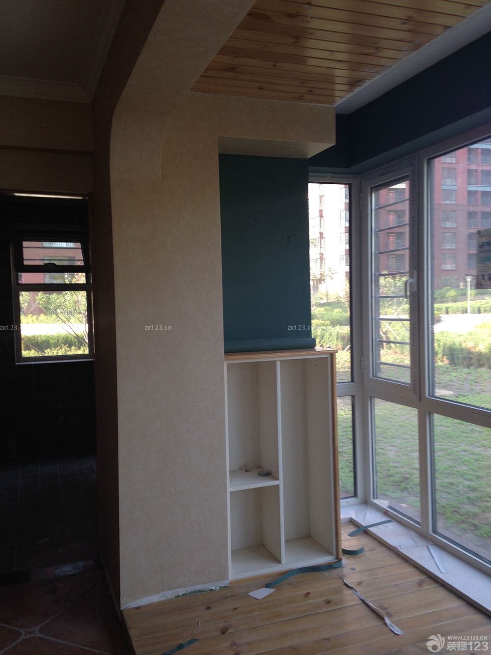 　　一大早上工人就打電話，說已經(jīng)到我家小區(qū)門口了，太敬業(yè)了，我還沒起來呢。迷迷糊糊的我來給開門，一共來了四個人，忙忙叨叨的就開工了，我就找個小角落開始補(bǔ)覺。<br><br>　　客廳的壁紙，選了比較單一的顏色，這種舊舊的趕腳，就是我想要的，客廳的壁紙，選了比較單一的顏色，這種舊舊的趕腳，就是我想要的，主臥，壁紙圖案，有輪船，有燈塔，有港口，有點(diǎn)偏地中海了，不過顏色，依然是舊舊的。<br><br>　　混搭就混搭吧，反正一套裝修下來，基本沒有不混搭的，還是主臥，做了一面AB版，條紋的是床頭位置，這樣不會很單調(diào)。次臥登場，話說這款壁紙選的好糾結(jié)，因?yàn)槭莾和?，本想選一些比較歡快的顏色，藍(lán)天白云啦，小狗小鹿什么的。<br><br>　　結(jié)果選款的時(shí)候，怎么也是無法接受那些卡通的東西，勉強(qiáng)選了這款還算是有點(diǎn)兒童房感覺的壁紙，我也比較能接受的顏色。兒童房的棚頂也貼了壁紙哦，不規(guī)則的小星星，是不是顯得調(diào)皮了一些呢?補(bǔ)償一下沒有卡通世界的兒童房吧。<br>