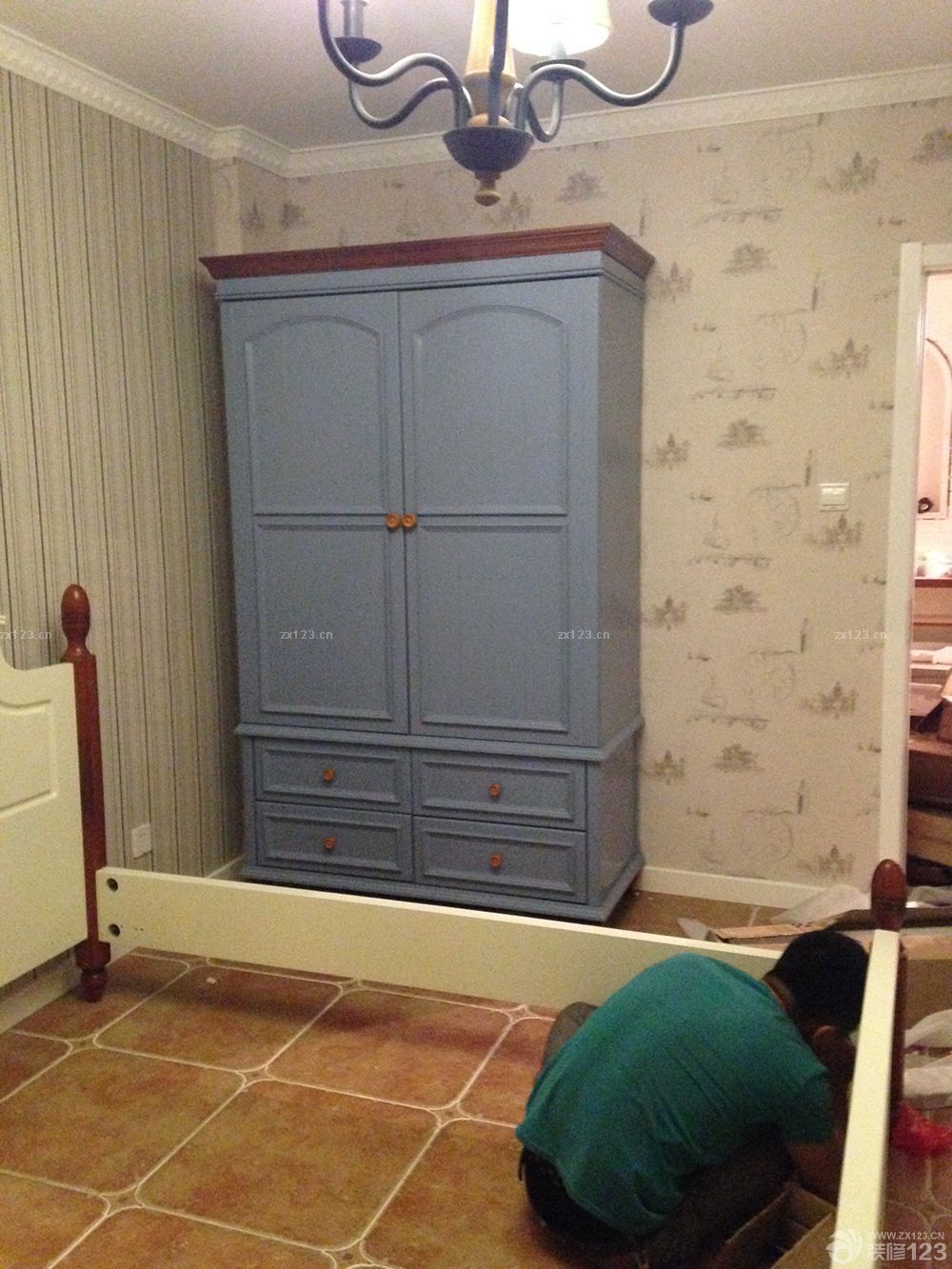 　　安裝好家具都晚上八點(diǎn)多了。就沒收拾屋子，紙盒箱子堆了一屋，就照了一些安裝過程，等收拾好屋子擺放好家具再補(bǔ)圖。<br><br>　　剛拆封的衣柜，擺了一屋子木板，這要是讓我按，真是不知道從何下手啊。<br><br>　　目前正在積極開窗散味中。<br><br>　　沙發(fā)：雙人位X1，單人位X2。<br><br>　　床：1800X2000一張。<br><br>　　衣柜一個，床頭柜一個，四斗柜一個，茶幾一個，電視柜一個，餐桌一張，餐椅4把，床墊一張，贈品一堆不知道有啥。<br><br>　　目前還有雙人沙發(fā)，餐桌，床墊還有贈品沒到，客服說十月初發(fā)最后一批!<br>