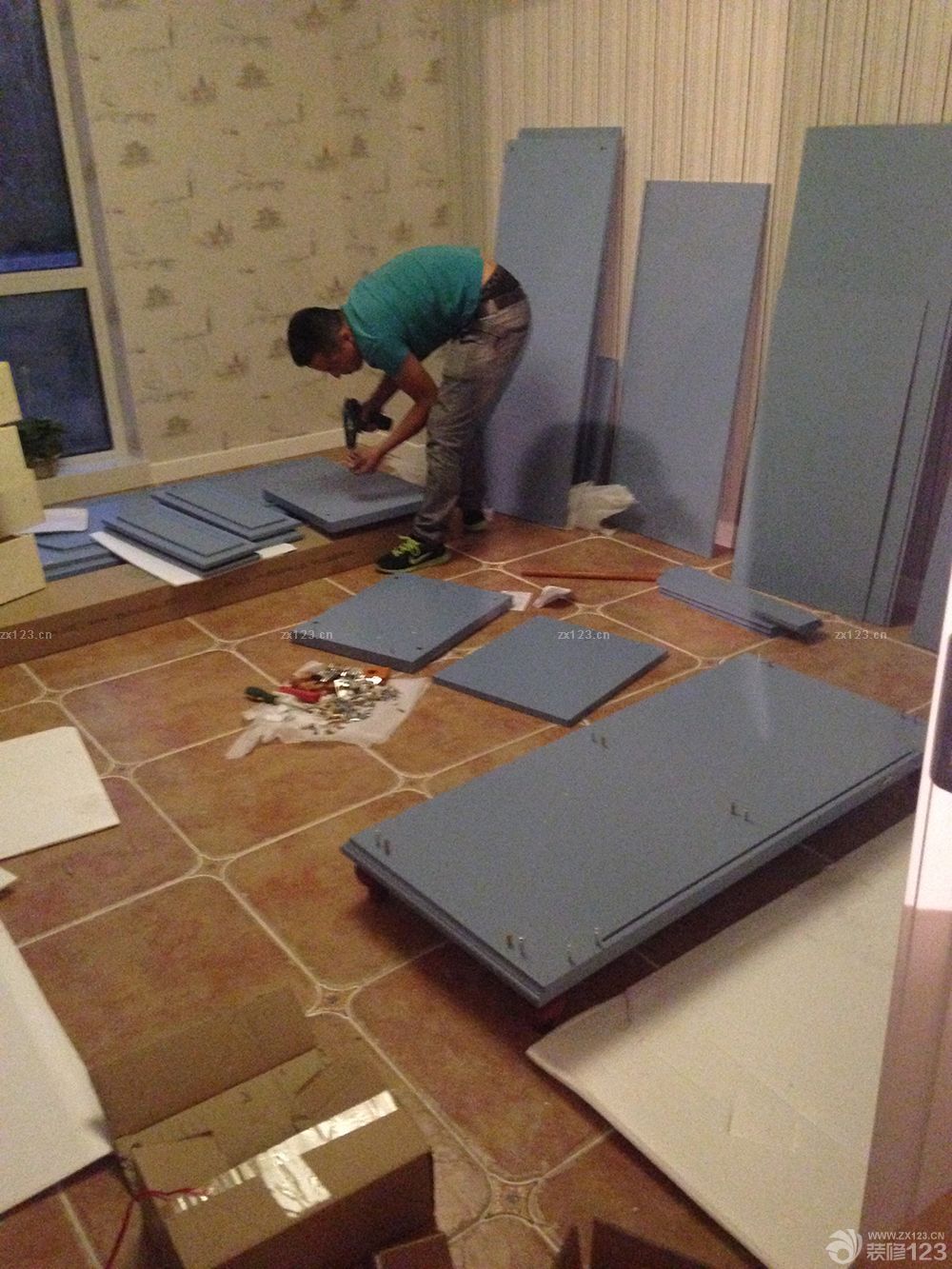 　　安裝好家具都晚上八點(diǎn)多了。就沒收拾屋子，紙盒箱子堆了一屋，就照了一些安裝過程，等收拾好屋子擺放好家具再補(bǔ)圖。<br><br>　　剛拆封的衣柜，擺了一屋子木板，這要是讓我按，真是不知道從何下手啊。<br><br>　　目前正在積極開窗散味中。<br><br>　　沙發(fā)：雙人位X1，單人位X2。<br><br>　　床：1800X2000一張。<br><br>　　衣柜一個，床頭柜一個，四斗柜一個，茶幾一個，電視柜一個，餐桌一張，餐椅4把，床墊一張，贈品一堆不知道有啥。<br><br>　　目前還有雙人沙發(fā)，餐桌，床墊還有贈品沒到，客服說十月初發(fā)最后一批!<br>