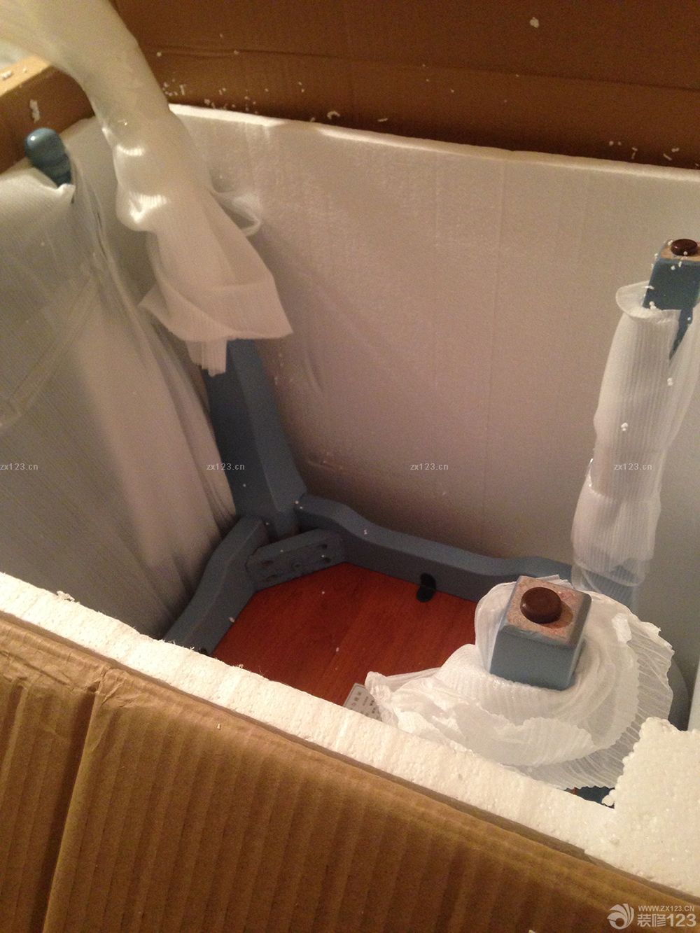 　　安裝好家具都晚上八點(diǎn)多了。就沒收拾屋子，紙盒箱子堆了一屋，就照了一些安裝過程，等收拾好屋子擺放好家具再補(bǔ)圖。<br><br>　　剛拆封的衣柜，擺了一屋子木板，這要是讓我按，真是不知道從何下手啊。<br><br>　　目前正在積極開窗散味中。<br><br>　　沙發(fā)：雙人位X1，單人位X2。<br><br>　　床：1800X2000一張。<br><br>　　衣柜一個，床頭柜一個，四斗柜一個，茶幾一個，電視柜一個，餐桌一張，餐椅4把，床墊一張，贈品一堆不知道有啥。<br><br>　　目前還有雙人沙發(fā)，餐桌，床墊還有贈品沒到，客服說十月初發(fā)最后一批!<br>