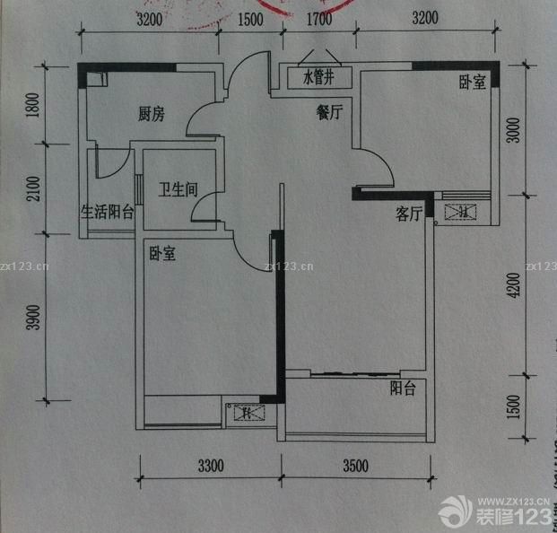 　　從3月份接房開始就一直在裝修123看親們的裝修日志，剛開始自己純粹瞎看，因?yàn)闆]有目標(biāo)呀，腦袋里的想法太多了，現(xiàn)代簡(jiǎn)約，田園，地中海，歐式，個(gè)個(gè)都想搬到我的家里來，弄得我一片混亂。直到有一天我發(fā)現(xiàn)美式鄉(xiāng)村，簡(jiǎn)直是對(duì)它一見鐘情，這種感覺太棒了。每每想到把我的家營(yíng)造成美式鄉(xiāng)村那種淳樸，自然，浪漫，輕松的氛圍，我就有一種莫名的幸福感。<br><br>　　戶型比較緊湊，幾乎沒有大的可改動(dòng)的地方。讓我比較糾結(jié)的是大門正對(duì)臥室門，風(fēng)水大忌呀，這個(gè)問題研究中...<br><br>　　進(jìn)門左手邊，水管井那面墻，做一個(gè)大鞋柜，打了半墻。特意叫裝修師傅多刷了遍防水。<br><br>　　客廳陽臺(tái)要做成榻榻米，方便寶寶在上面玩耍，有客人來還可以當(dāng)個(gè)床。老公平時(shí)在上面喝茶，他最在意的就是這里。<br><br>　　買的馬可波羅仿古磚，正好遇到打折，我們立馬就定下了，這些情況還是應(yīng)該當(dāng)機(jī)立斷的，省下的可都是幸苦賺來的錢。在店里和拉回家的顏色相差之大，我和老公還以為是店家發(fā)錯(cuò)貨了，店家說是燈光問題就，其實(shí)我們更喜歡拉回家的這種色，將錯(cuò)就錯(cuò)吧，暗暗地高興一下。<br>