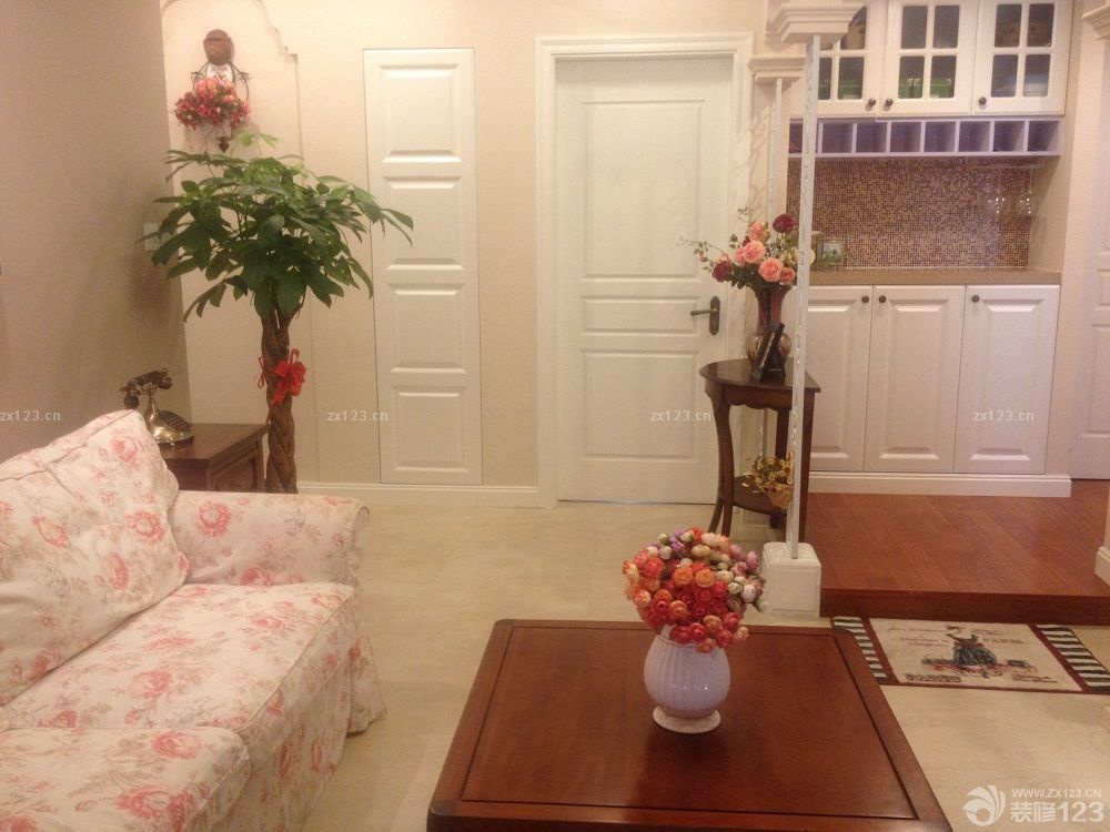 　　整整經(jīng)歷了半年的拉鋸戰(zhàn)， 我們的新家終于落成了!經(jīng)歷了辛苦的裝修過程， 收獲了甜蜜的幸福。 因為是第二次的裝修， 看太多了現(xiàn)代簡約， 和繁復(fù)的歐式，這樣的設(shè)計已經(jīng)不能打動我們。 在跟設(shè)計師溝通之前， 我選擇了美式， 老婆帶回一本美式新古典的別墅作品， 我被里面的設(shè)計，尤其是細節(jié)所打動。美式雖然比歐式簡潔的多， 但是細節(jié)處很能令人體會，尤其是對居住舒適性的追求， 以人為本的信念，讓我一看就覺得這就是我所想要的夢想家園!<br>