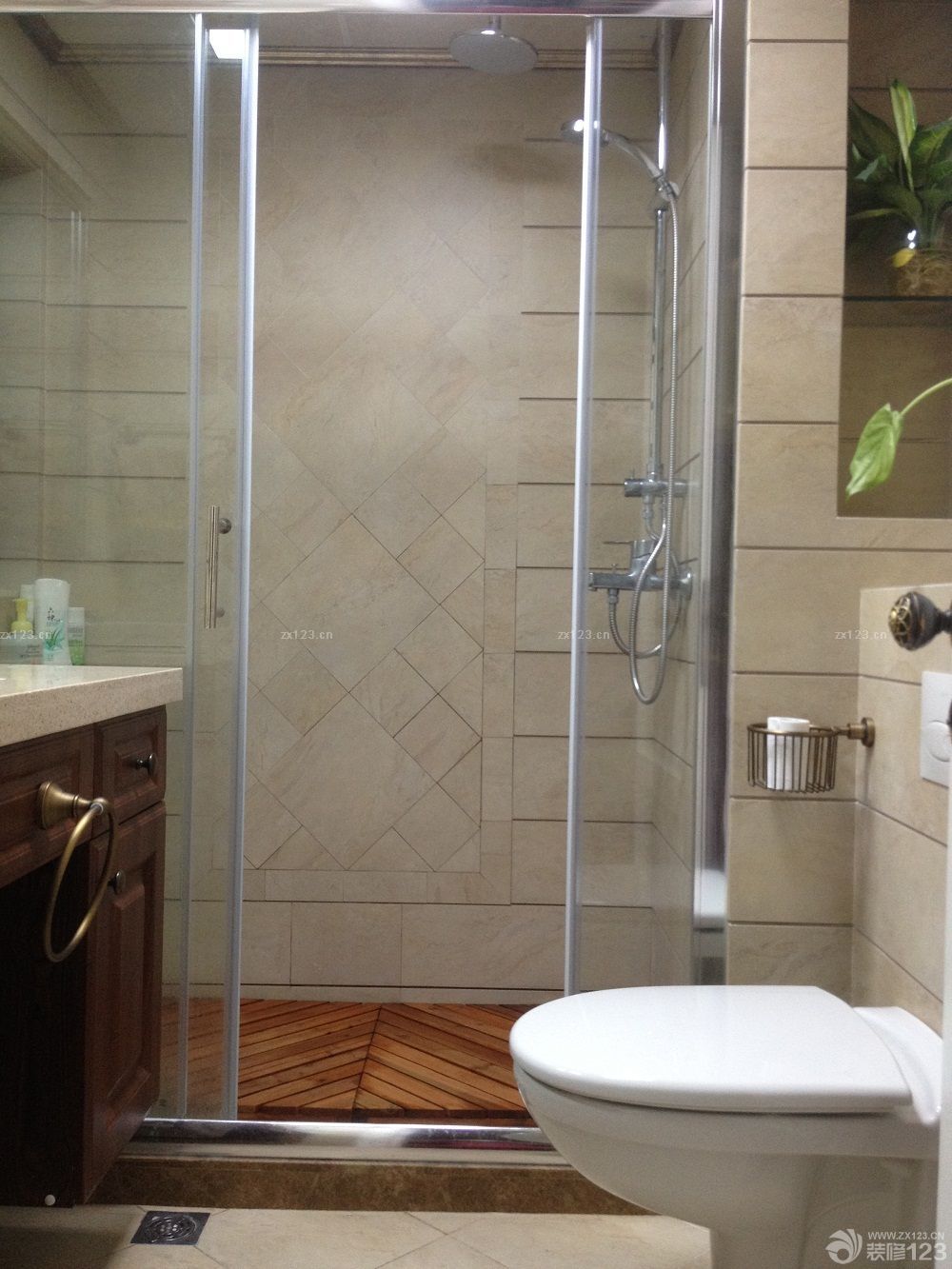 　　整整經(jīng)歷了半年的拉鋸戰(zhàn)， 我們的新家終于落成了!經(jīng)歷了辛苦的裝修過程， 收獲了甜蜜的幸福。 因為是第二次的裝修， 看太多了現(xiàn)代簡約， 和繁復(fù)的歐式，這樣的設(shè)計已經(jīng)不能打動我們。 在跟設(shè)計師溝通之前， 我選擇了美式， 老婆帶回一本美式新古典的別墅作品， 我被里面的設(shè)計，尤其是細節(jié)所打動。美式雖然比歐式簡潔的多， 但是細節(jié)處很能令人體會，尤其是對居住舒適性的追求， 以人為本的信念，讓我一看就覺得這就是我所想要的夢想家園!<br>