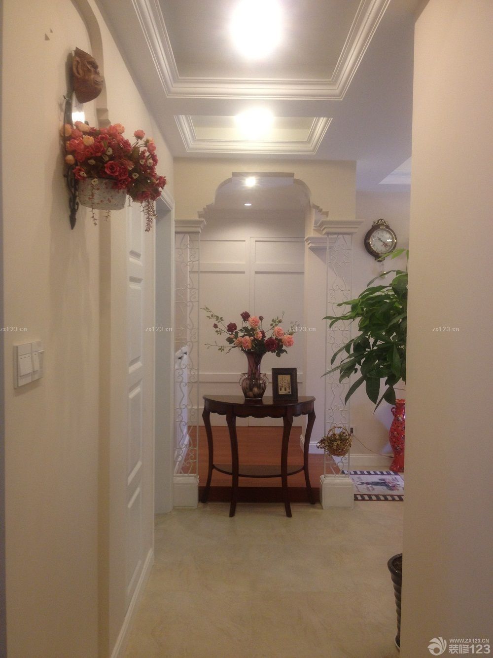 　　整整經(jīng)歷了半年的拉鋸戰(zhàn)， 我們的新家終于落成了!經(jīng)歷了辛苦的裝修過程， 收獲了甜蜜的幸福。 因為是第二次的裝修， 看太多了現(xiàn)代簡約， 和繁復(fù)的歐式，這樣的設(shè)計已經(jīng)不能打動我們。 在跟設(shè)計師溝通之前， 我選擇了美式， 老婆帶回一本美式新古典的別墅作品， 我被里面的設(shè)計，尤其是細節(jié)所打動。美式雖然比歐式簡潔的多， 但是細節(jié)處很能令人體會，尤其是對居住舒適性的追求， 以人為本的信念，讓我一看就覺得這就是我所想要的夢想家園!<br>