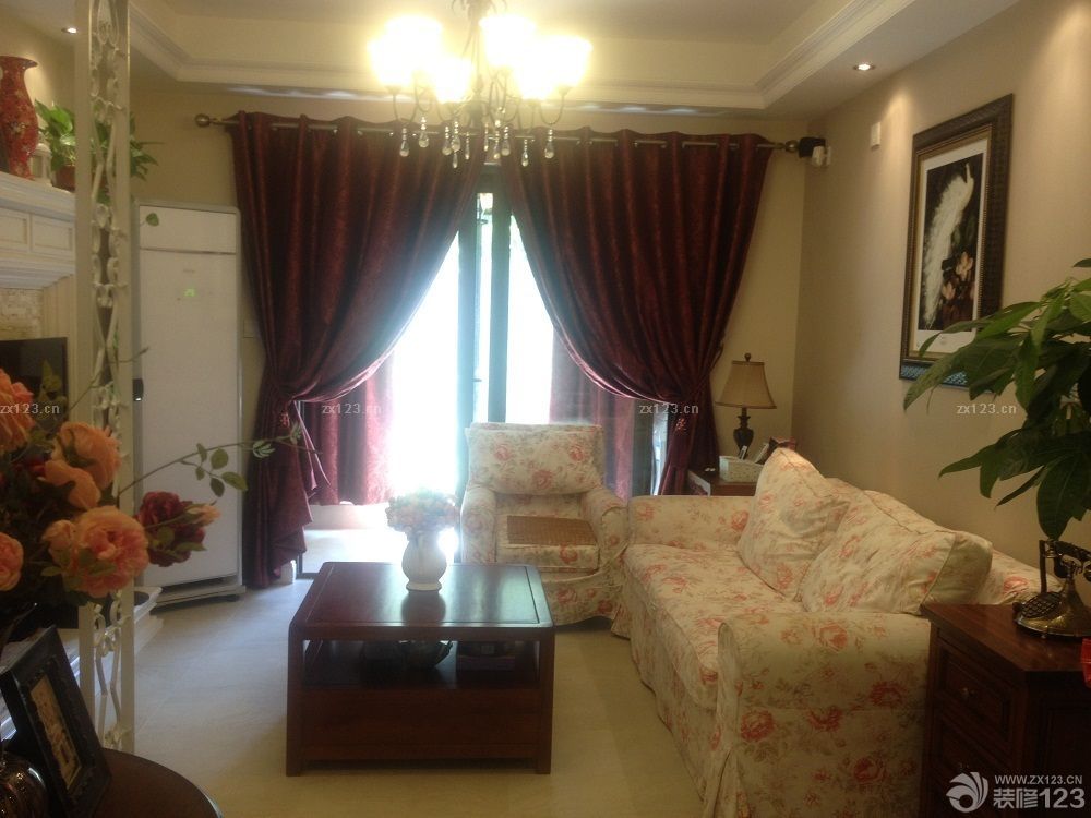 　　整整經(jīng)歷了半年的拉鋸戰(zhàn)， 我們的新家終于落成了!經(jīng)歷了辛苦的裝修過程， 收獲了甜蜜的幸福。 因為是第二次的裝修， 看太多了現(xiàn)代簡約， 和繁復(fù)的歐式，這樣的設(shè)計已經(jīng)不能打動我們。 在跟設(shè)計師溝通之前， 我選擇了美式， 老婆帶回一本美式新古典的別墅作品， 我被里面的設(shè)計，尤其是細節(jié)所打動。美式雖然比歐式簡潔的多， 但是細節(jié)處很能令人體會，尤其是對居住舒適性的追求， 以人為本的信念，讓我一看就覺得這就是我所想要的夢想家園!<br>