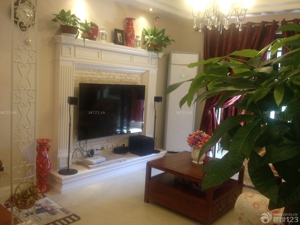 　　整整經(jīng)歷了半年的拉鋸戰(zhàn)， 我們的新家終于落成了!經(jīng)歷了辛苦的裝修過程， 收獲了甜蜜的幸福。 因為是第二次的裝修， 看太多了現(xiàn)代簡約， 和繁復(fù)的歐式，這樣的設(shè)計已經(jīng)不能打動我們。 在跟設(shè)計師溝通之前， 我選擇了美式， 老婆帶回一本美式新古典的別墅作品， 我被里面的設(shè)計，尤其是細節(jié)所打動。美式雖然比歐式簡潔的多， 但是細節(jié)處很能令人體會，尤其是對居住舒適性的追求， 以人為本的信念，讓我一看就覺得這就是我所想要的夢想家園!<br>