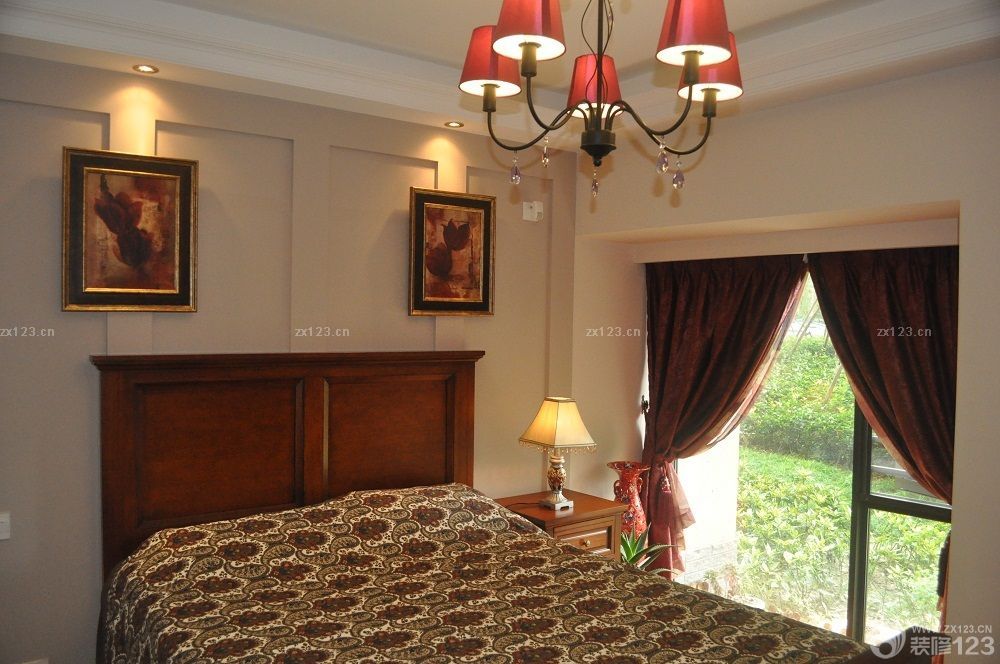 　　整整經(jīng)歷了半年的拉鋸戰(zhàn)， 我們的新家終于落成了!經(jīng)歷了辛苦的裝修過程， 收獲了甜蜜的幸福。 因為是第二次的裝修， 看太多了現(xiàn)代簡約， 和繁復(fù)的歐式，這樣的設(shè)計已經(jīng)不能打動我們。 在跟設(shè)計師溝通之前， 我選擇了美式， 老婆帶回一本美式新古典的別墅作品， 我被里面的設(shè)計，尤其是細節(jié)所打動。美式雖然比歐式簡潔的多， 但是細節(jié)處很能令人體會，尤其是對居住舒適性的追求， 以人為本的信念，讓我一看就覺得這就是我所想要的夢想家園!<br>