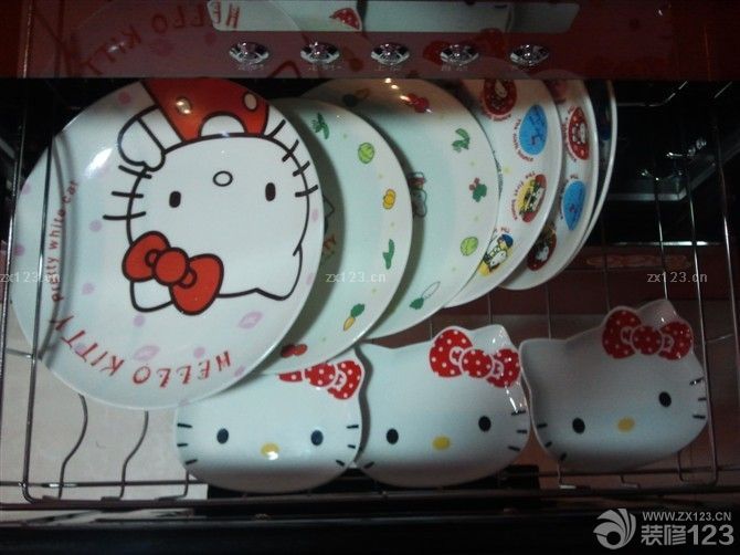  從小就特別喜歡hello kitty。所以當自己拿到新家的那一刻起，就決定將自己的小家裝修成hello kitty 主題的小家。從最開始和設(shè)計師商量到最后軟裝部分，包括一些小的裝飾品，都是很順利的。當然對于一些和kitty相關(guān)的飾品，看到就買，根本停不下來。