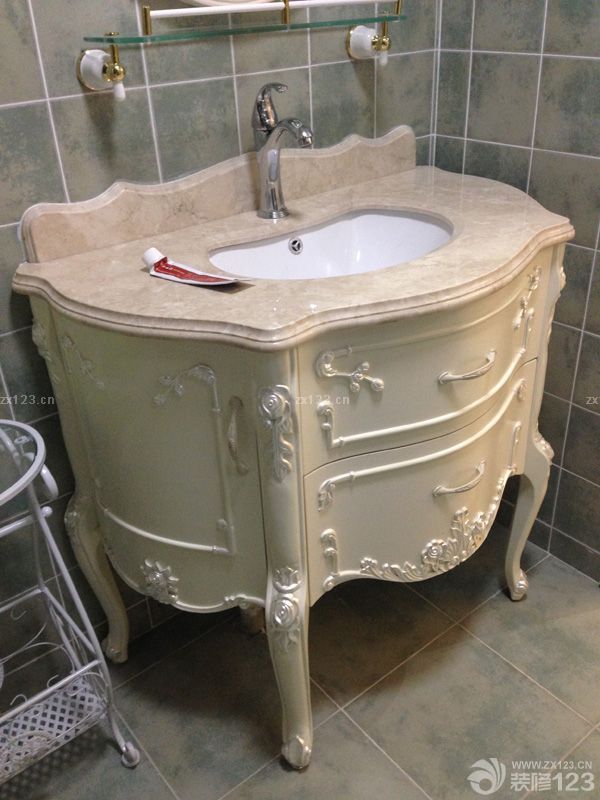 　　在定風(fēng)格的過程時(shí)，就決定裝成歐式了，因?yàn)橄矚g歐式的大氣。