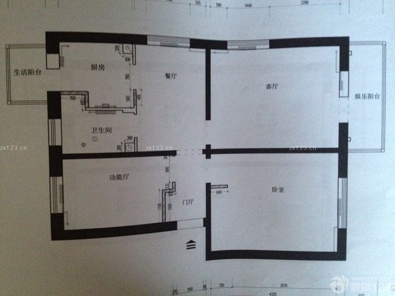 　　80平米，1改造前2改造后，最大的問(wèn)題就是衛(wèi)生間太小，沒(méi)有地方放洗衣機(jī)，所以在廚房和衛(wèi)生間連接的那道墻打了個(gè)洞放洗衣機(jī)進(jìn)去，廚房那面用櫥柜包住，既美觀又實(shí)用。<br>　　希望大家喜歡就多多支持我～～感謝～～撒花~
