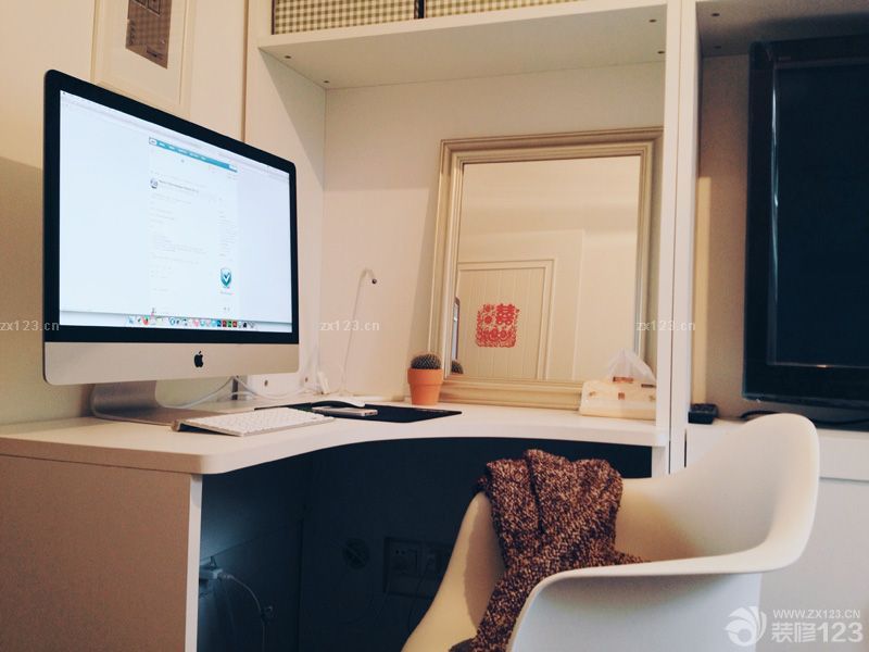 　　80平米，1改造前2改造后，最大的問(wèn)題就是衛(wèi)生間太小，沒(méi)有地方放洗衣機(jī)，所以在廚房和衛(wèi)生間連接的那道墻打了個(gè)洞放洗衣機(jī)進(jìn)去，廚房那面用櫥柜包住，既美觀又實(shí)用。<br>　　希望大家喜歡就多多支持我～～感謝～～撒花~