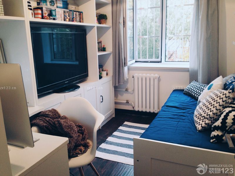 　　80平米，1改造前2改造后，最大的問(wèn)題就是衛(wèi)生間太小，沒(méi)有地方放洗衣機(jī)，所以在廚房和衛(wèi)生間連接的那道墻打了個(gè)洞放洗衣機(jī)進(jìn)去，廚房那面用櫥柜包住，既美觀又實(shí)用。<br>　　希望大家喜歡就多多支持我～～感謝～～撒花~