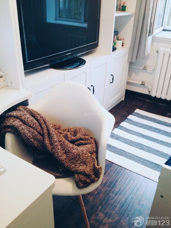 　　80平米，1改造前2改造后，最大的問(wèn)題就是衛(wèi)生間太小，沒(méi)有地方放洗衣機(jī)，所以在廚房和衛(wèi)生間連接的那道墻打了個(gè)洞放洗衣機(jī)進(jìn)去，廚房那面用櫥柜包住，既美觀又實(shí)用。<br>　　希望大家喜歡就多多支持我～～感謝～～撒花~