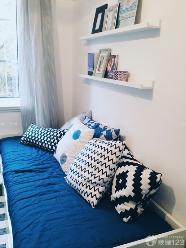 　　80平米，1改造前2改造后，最大的問(wèn)題就是衛(wèi)生間太小，沒(méi)有地方放洗衣機(jī)，所以在廚房和衛(wèi)生間連接的那道墻打了個(gè)洞放洗衣機(jī)進(jìn)去，廚房那面用櫥柜包住，既美觀又實(shí)用。<br>　　希望大家喜歡就多多支持我～～感謝～～撒花~