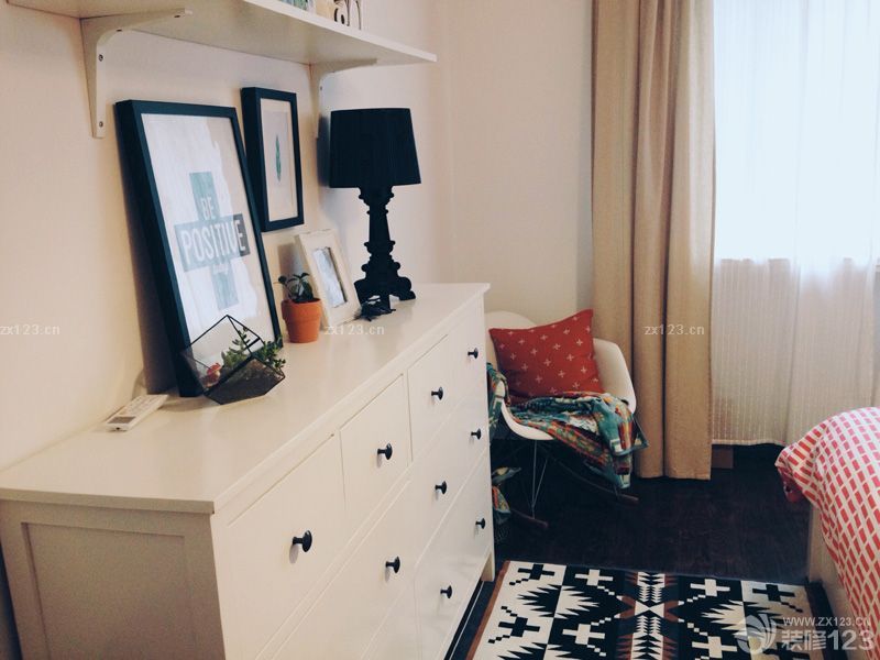 　　80平米，1改造前2改造后，最大的問(wèn)題就是衛(wèi)生間太小，沒(méi)有地方放洗衣機(jī)，所以在廚房和衛(wèi)生間連接的那道墻打了個(gè)洞放洗衣機(jī)進(jìn)去，廚房那面用櫥柜包住，既美觀又實(shí)用。<br>　　希望大家喜歡就多多支持我～～感謝～～撒花~