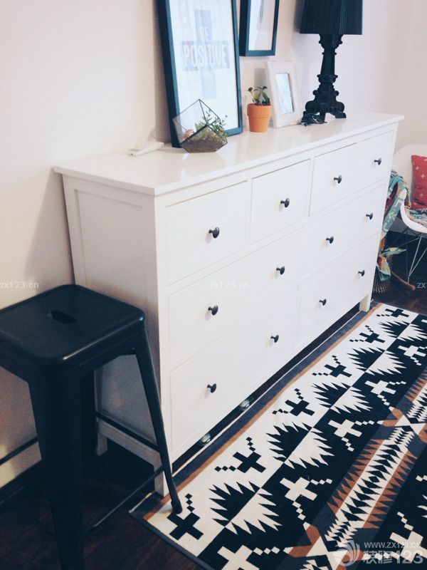 　　80平米，1改造前2改造后，最大的問(wèn)題就是衛(wèi)生間太小，沒(méi)有地方放洗衣機(jī)，所以在廚房和衛(wèi)生間連接的那道墻打了個(gè)洞放洗衣機(jī)進(jìn)去，廚房那面用櫥柜包住，既美觀又實(shí)用。<br>　　希望大家喜歡就多多支持我～～感謝～～撒花~