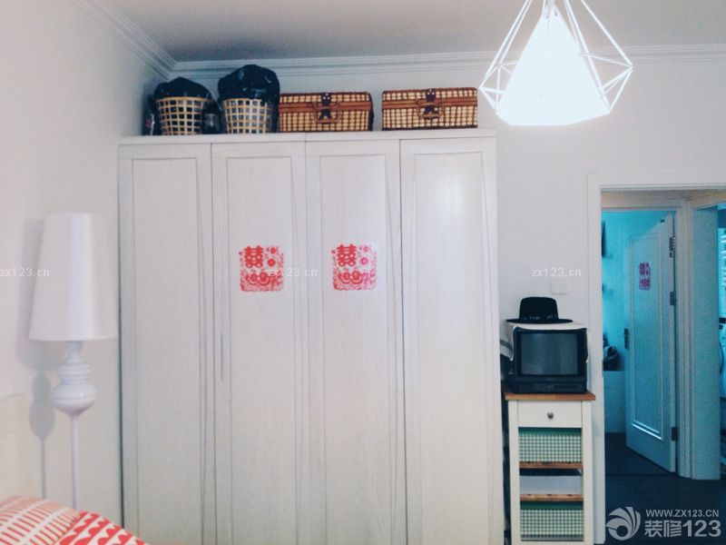 　　80平米，1改造前2改造后，最大的問(wèn)題就是衛(wèi)生間太小，沒(méi)有地方放洗衣機(jī)，所以在廚房和衛(wèi)生間連接的那道墻打了個(gè)洞放洗衣機(jī)進(jìn)去，廚房那面用櫥柜包住，既美觀又實(shí)用。<br>　　希望大家喜歡就多多支持我～～感謝～～撒花~