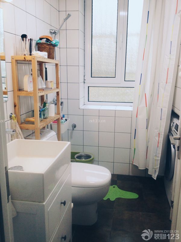 　　80平米，1改造前2改造后，最大的問(wèn)題就是衛(wèi)生間太小，沒(méi)有地方放洗衣機(jī)，所以在廚房和衛(wèi)生間連接的那道墻打了個(gè)洞放洗衣機(jī)進(jìn)去，廚房那面用櫥柜包住，既美觀又實(shí)用。<br>　　希望大家喜歡就多多支持我～～感謝～～撒花~