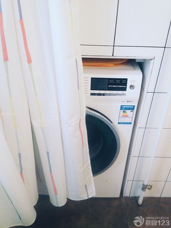 　　80平米，1改造前2改造后，最大的問(wèn)題就是衛(wèi)生間太小，沒(méi)有地方放洗衣機(jī)，所以在廚房和衛(wèi)生間連接的那道墻打了個(gè)洞放洗衣機(jī)進(jìn)去，廚房那面用櫥柜包住，既美觀又實(shí)用。<br>　　希望大家喜歡就多多支持我～～感謝～～撒花~