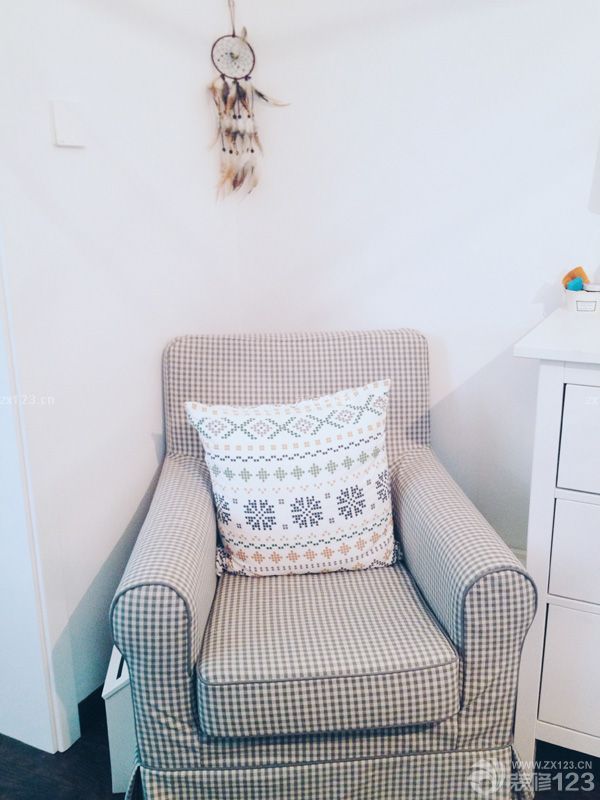 　　80平米，1改造前2改造后，最大的問(wèn)題就是衛(wèi)生間太小，沒(méi)有地方放洗衣機(jī)，所以在廚房和衛(wèi)生間連接的那道墻打了個(gè)洞放洗衣機(jī)進(jìn)去，廚房那面用櫥柜包住，既美觀又實(shí)用。<br>　　希望大家喜歡就多多支持我～～感謝～～撒花~