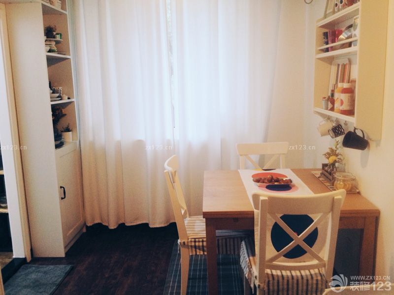 　　80平米，1改造前2改造后，最大的問(wèn)題就是衛(wèi)生間太小，沒(méi)有地方放洗衣機(jī)，所以在廚房和衛(wèi)生間連接的那道墻打了個(gè)洞放洗衣機(jī)進(jìn)去，廚房那面用櫥柜包住，既美觀又實(shí)用。<br>　　希望大家喜歡就多多支持我～～感謝～～撒花~