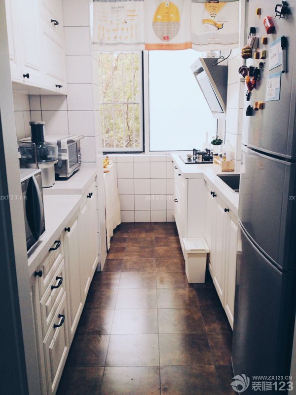 　　80平米，1改造前2改造后，最大的問(wèn)題就是衛(wèi)生間太小，沒(méi)有地方放洗衣機(jī)，所以在廚房和衛(wèi)生間連接的那道墻打了個(gè)洞放洗衣機(jī)進(jìn)去，廚房那面用櫥柜包住，既美觀又實(shí)用。<br>　　希望大家喜歡就多多支持我～～感謝～～撒花~