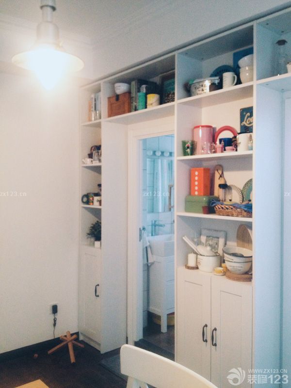 　　80平米，1改造前2改造后，最大的問(wèn)題就是衛(wèi)生間太小，沒(méi)有地方放洗衣機(jī)，所以在廚房和衛(wèi)生間連接的那道墻打了個(gè)洞放洗衣機(jī)進(jìn)去，廚房那面用櫥柜包住，既美觀又實(shí)用。<br>　　希望大家喜歡就多多支持我～～感謝～～撒花~