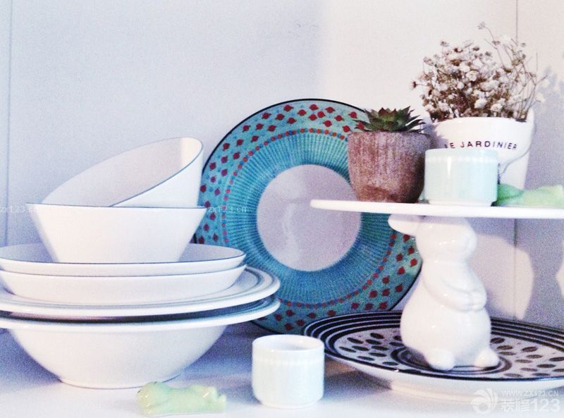 　　80平米，1改造前2改造后，最大的問(wèn)題就是衛(wèi)生間太小，沒(méi)有地方放洗衣機(jī)，所以在廚房和衛(wèi)生間連接的那道墻打了個(gè)洞放洗衣機(jī)進(jìn)去，廚房那面用櫥柜包住，既美觀又實(shí)用。<br>　　希望大家喜歡就多多支持我～～感謝～～撒花~