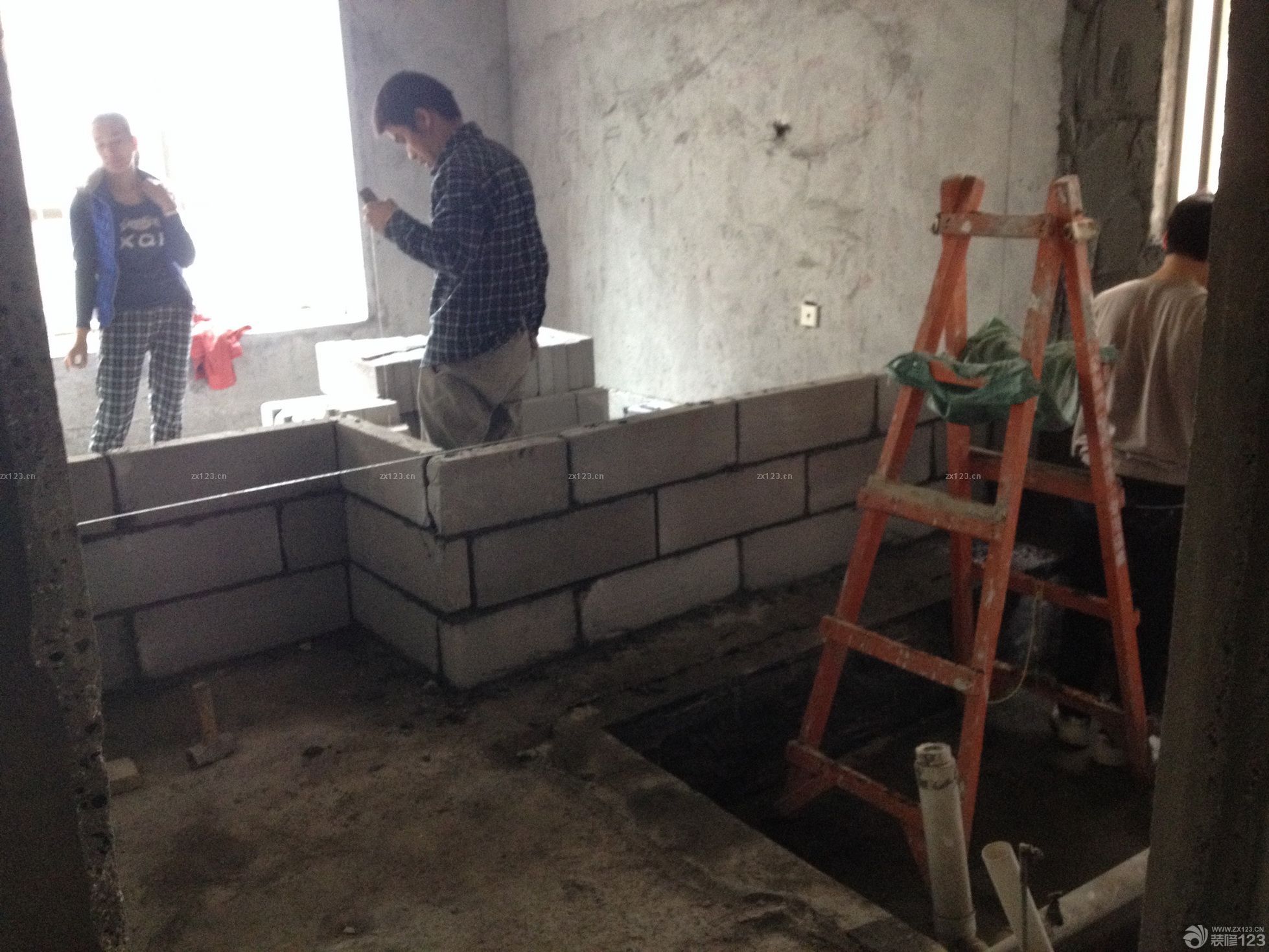 　　中午老婆打電話我, 我第一句話就是問”批下來了?” 還好, 答案是工程部批下來了, 可以動工了. 于是中午沒午睡跑去管理處交裝修押金和垃圾清理費(fèi). 裝修押金3K, 垃圾清理費(fèi)不到400. 說到裝修押金, 本是與裝修公司各出一半, . 最最主要是, 幫他們付了1.5K也希望他們在以后的過程中好好配合我們.希望裝修能夠順利進(jìn)行。<br>