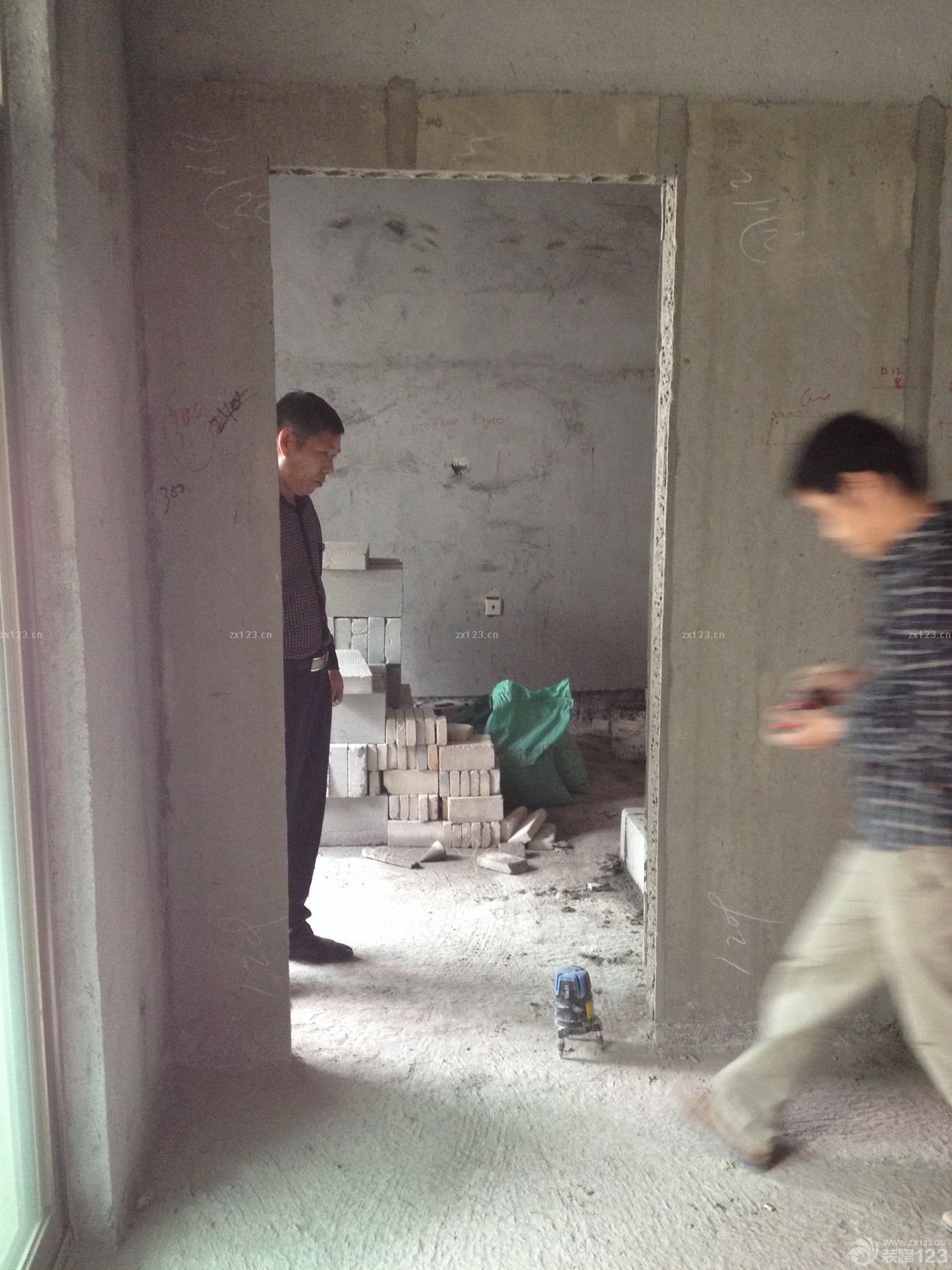 　　中午老婆打電話我, 我第一句話就是問”批下來了?” 還好, 答案是工程部批下來了, 可以動工了. 于是中午沒午睡跑去管理處交裝修押金和垃圾清理費(fèi). 裝修押金3K, 垃圾清理費(fèi)不到400. 說到裝修押金, 本是與裝修公司各出一半, . 最最主要是, 幫他們付了1.5K也希望他們在以后的過程中好好配合我們.希望裝修能夠順利進(jìn)行。<br>