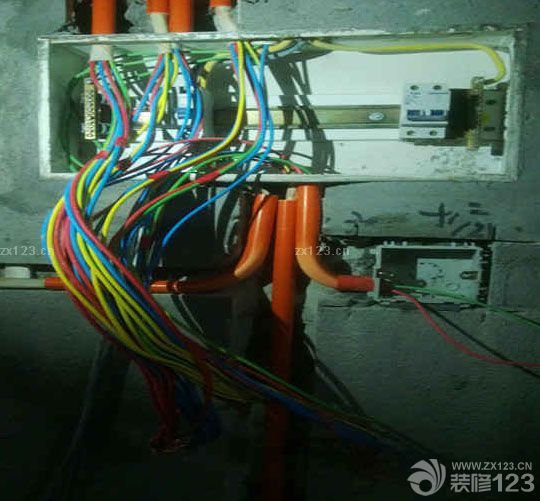 　　再說回水電驗(yàn)收. 我們自己是完全不懂, 岳父比我們有經(jīng)驗(yàn)些, 再加上有裝修123網(wǎng)站的工作人員專業(yè)驗(yàn)收, 感覺也放心了些. 電我們是一早說好是按位收費(fèi), 位置也是我們一一確認(rèn)過的, 所以費(fèi)用心里也大概有了個(gè)底.大概聽老婆提了下說提出來改出來的小房間與衛(wèi)生間那塊電線需改動, 其他就不太清楚了. 上周五驗(yàn)收完后裝修公司要求算水電費(fèi)用及打墻砌墻費(fèi)用. 想著定水位電位時(shí)岳父還沒來他也不太清楚, 所以我和老婆都趕到了新房. 但是還是超了些. 客廳燈餐廳燈說要收5個(gè)位, 最終的溝通后定下來只算各一位.<br>