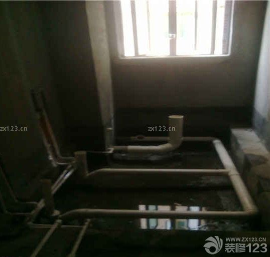 　　再說回水電驗(yàn)收. 我們自己是完全不懂, 岳父比我們有經(jīng)驗(yàn)些, 再加上有裝修123網(wǎng)站的工作人員專業(yè)驗(yàn)收, 感覺也放心了些. 電我們是一早說好是按位收費(fèi), 位置也是我們一一確認(rèn)過的, 所以費(fèi)用心里也大概有了個(gè)底.大概聽老婆提了下說提出來改出來的小房間與衛(wèi)生間那塊電線需改動, 其他就不太清楚了. 上周五驗(yàn)收完后裝修公司要求算水電費(fèi)用及打墻砌墻費(fèi)用. 想著定水位電位時(shí)岳父還沒來他也不太清楚, 所以我和老婆都趕到了新房. 但是還是超了些. 客廳燈餐廳燈說要收5個(gè)位, 最終的溝通后定下來只算各一位.<br>