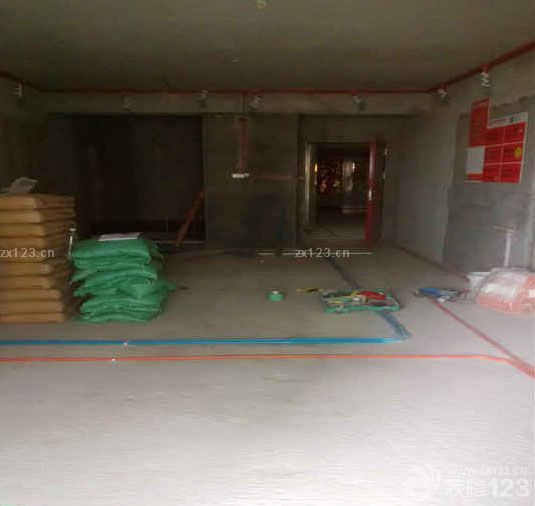 　　再說回水電驗(yàn)收. 我們自己是完全不懂, 岳父比我們有經(jīng)驗(yàn)些, 再加上有裝修123網(wǎng)站的工作人員專業(yè)驗(yàn)收, 感覺也放心了些. 電我們是一早說好是按位收費(fèi), 位置也是我們一一確認(rèn)過的, 所以費(fèi)用心里也大概有了個(gè)底.大概聽老婆提了下說提出來改出來的小房間與衛(wèi)生間那塊電線需改動, 其他就不太清楚了. 上周五驗(yàn)收完后裝修公司要求算水電費(fèi)用及打墻砌墻費(fèi)用. 想著定水位電位時(shí)岳父還沒來他也不太清楚, 所以我和老婆都趕到了新房. 但是還是超了些. 客廳燈餐廳燈說要收5個(gè)位, 最終的溝通后定下來只算各一位.<br>