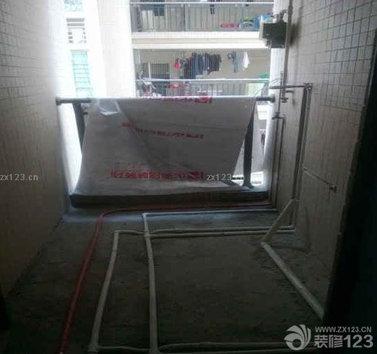 　　再說回水電驗(yàn)收. 我們自己是完全不懂, 岳父比我們有經(jīng)驗(yàn)些, 再加上有裝修123網(wǎng)站的工作人員專業(yè)驗(yàn)收, 感覺也放心了些. 電我們是一早說好是按位收費(fèi), 位置也是我們一一確認(rèn)過的, 所以費(fèi)用心里也大概有了個(gè)底.大概聽老婆提了下說提出來改出來的小房間與衛(wèi)生間那塊電線需改動, 其他就不太清楚了. 上周五驗(yàn)收完后裝修公司要求算水電費(fèi)用及打墻砌墻費(fèi)用. 想著定水位電位時(shí)岳父還沒來他也不太清楚, 所以我和老婆都趕到了新房. 但是還是超了些. 客廳燈餐廳燈說要收5個(gè)位, 最終的溝通后定下來只算各一位.<br>